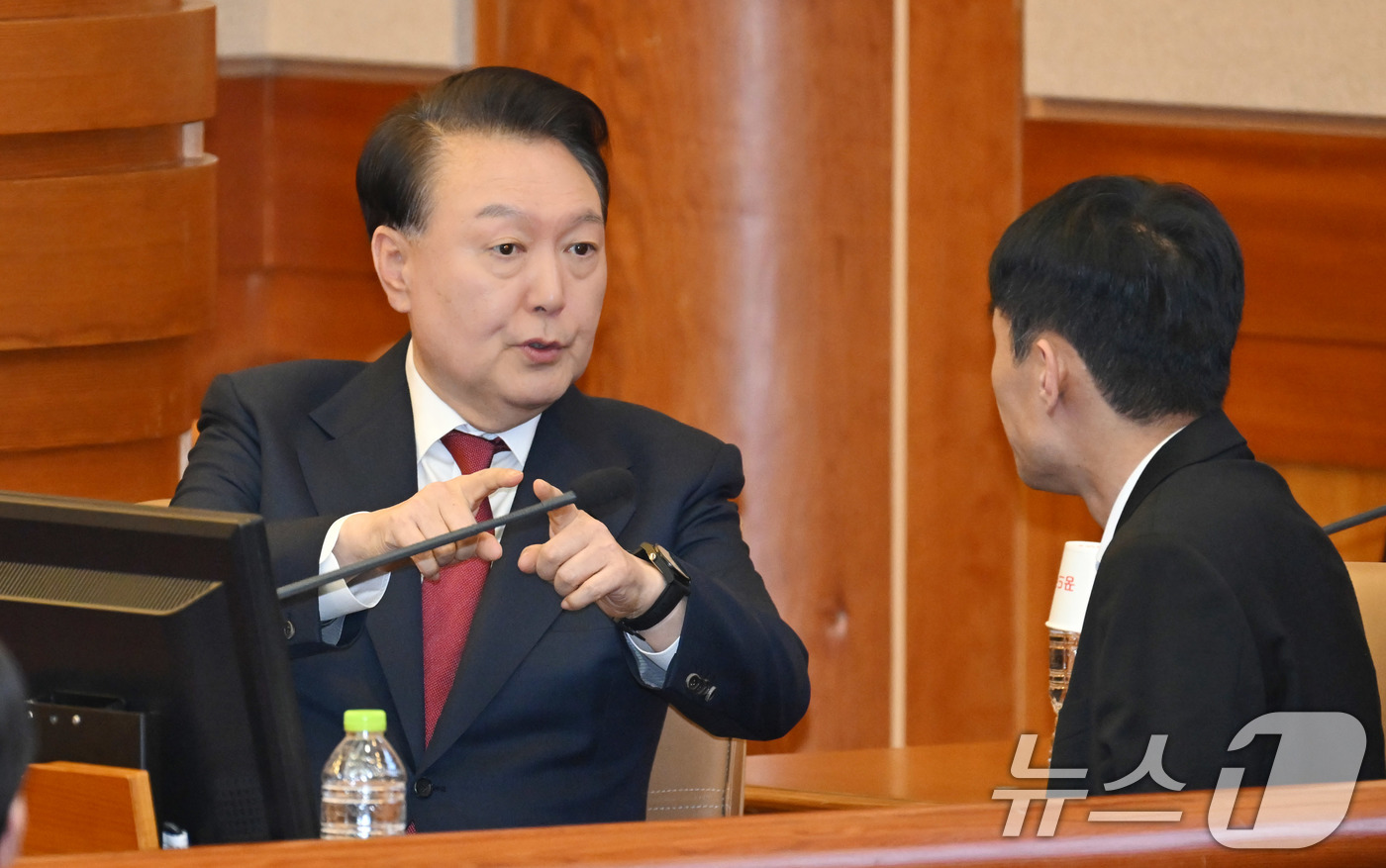 (서울=뉴스1) 사진공동취재단 = 윤석열 대통령이 23일 서울 종로구 헌법재판소에서 열린 탄핵심판 4차 변론에 출석해 변호인단과 대화를 나누고 있다. 2025.1.23/뉴스1