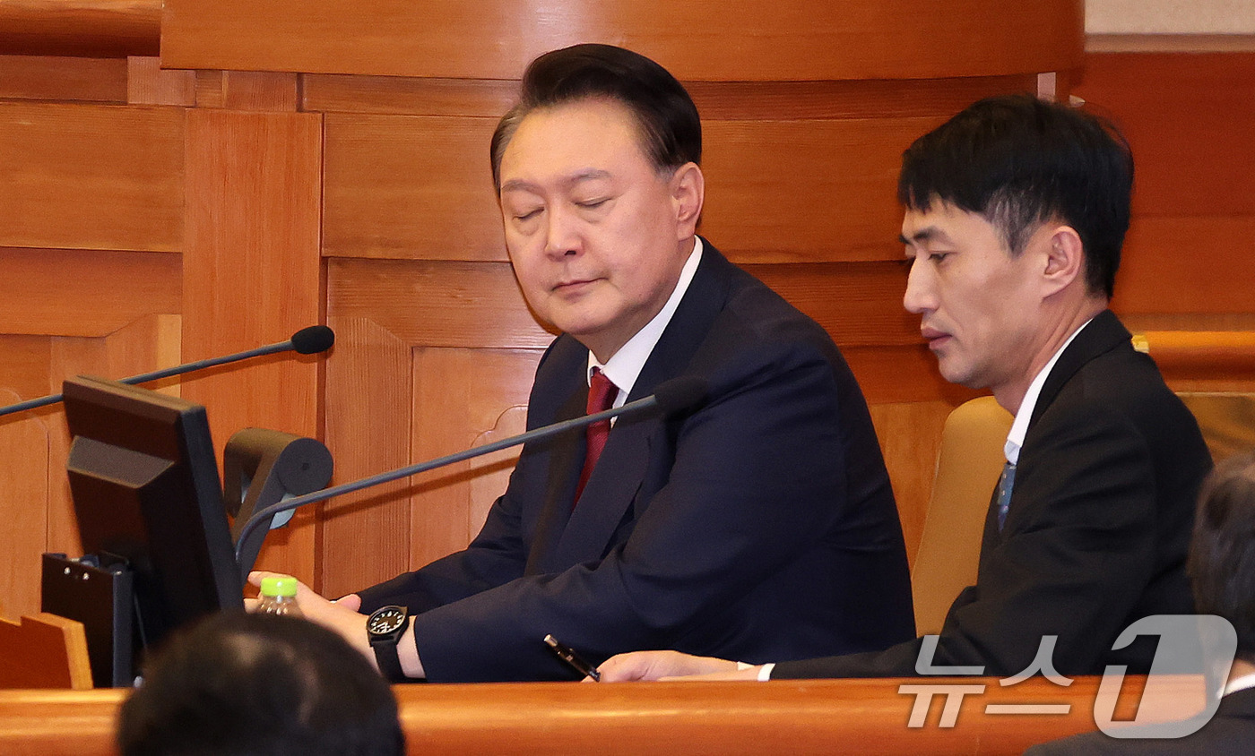 (서울=뉴스1) 박지혜 기자 = 윤석열 대통령이 23일 서울 종로구 헌법재판소에서 열린 탄핵심판 4차 변론에 출석하고 있다. 2025.1.23 사진공동취재단