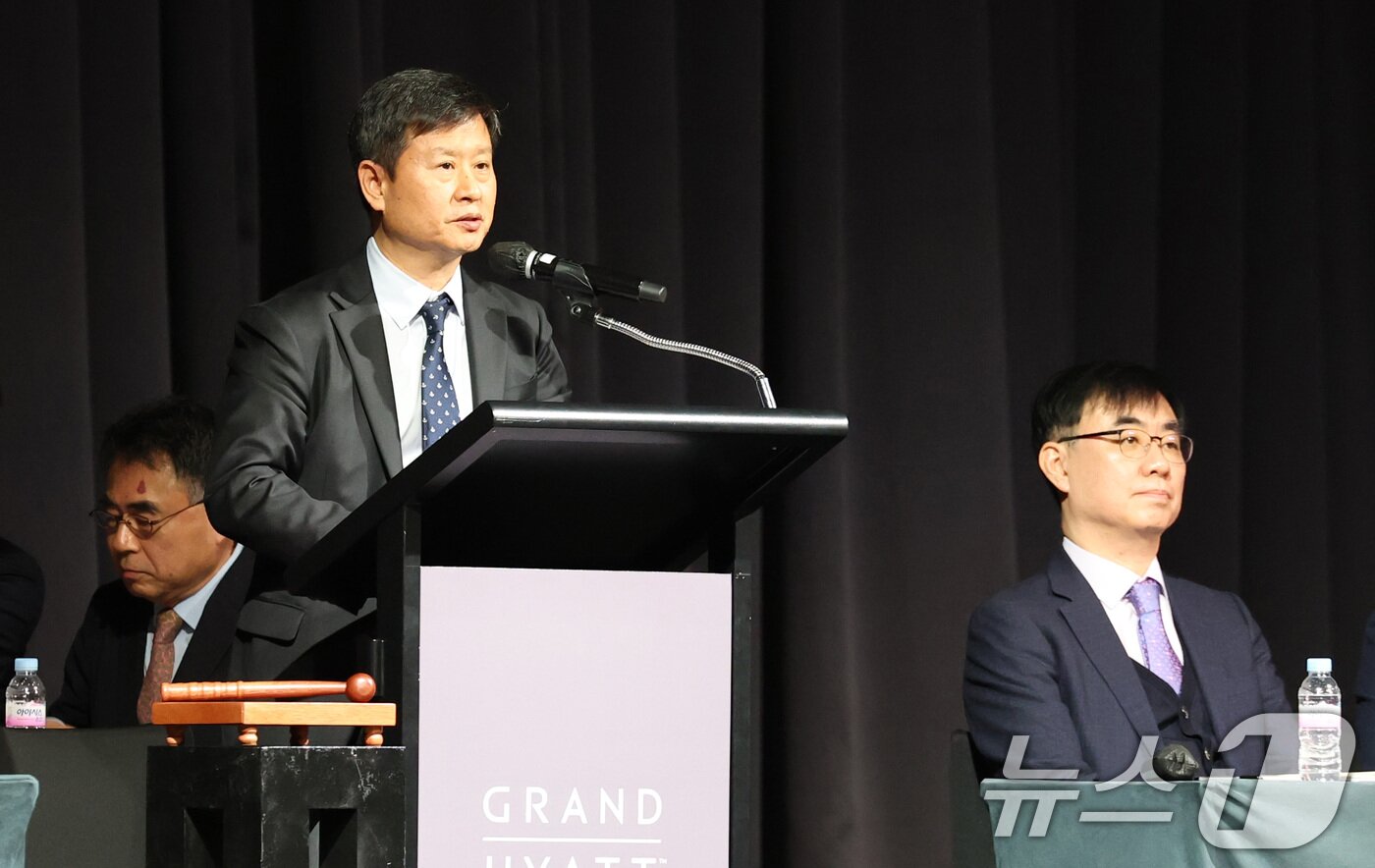 본문 이미지 - 박기덕 고려아연 대표이사가 23일 오후 서울 용산구 그랜드하얏트 서울에서 열린 임시주주총회에서 개회를 선언하고 있다. (공동취재) 2025.1.23/뉴스1 ⓒ News1 민경석 기자