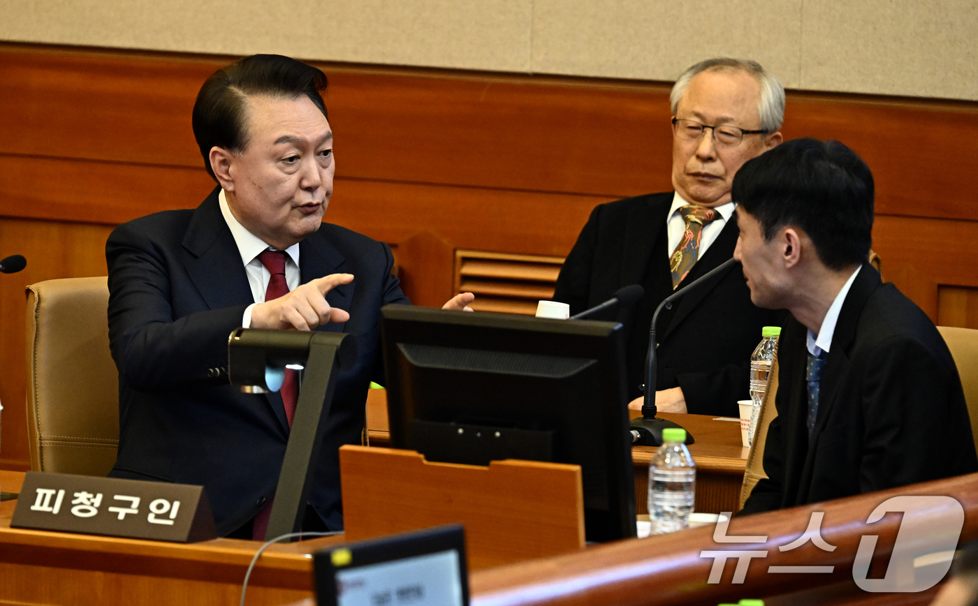 (서울=뉴스1) 사진공동취재단 = 윤석열 대통령이 23일 오후 서울 종로구 헌법재판소에서 열린 탄핵심판 4차 변론기일에 출석해 변호인단과 대화하고 있다.  2025.1.23/뉴스1 …