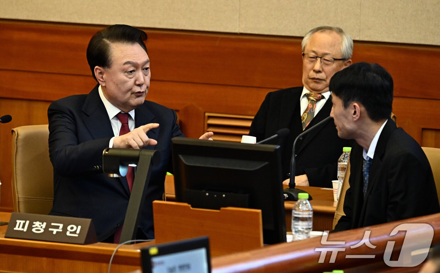 본문 이미지 - 윤석열 대통령이 23일 오후 서울 종로구 헌법재판소에서 열린 탄핵심판 4차 변론기일에 출석해 변호인단과 대화하고 있다. 2025.1.23/뉴스1 ⓒ News1 사진공동취재단