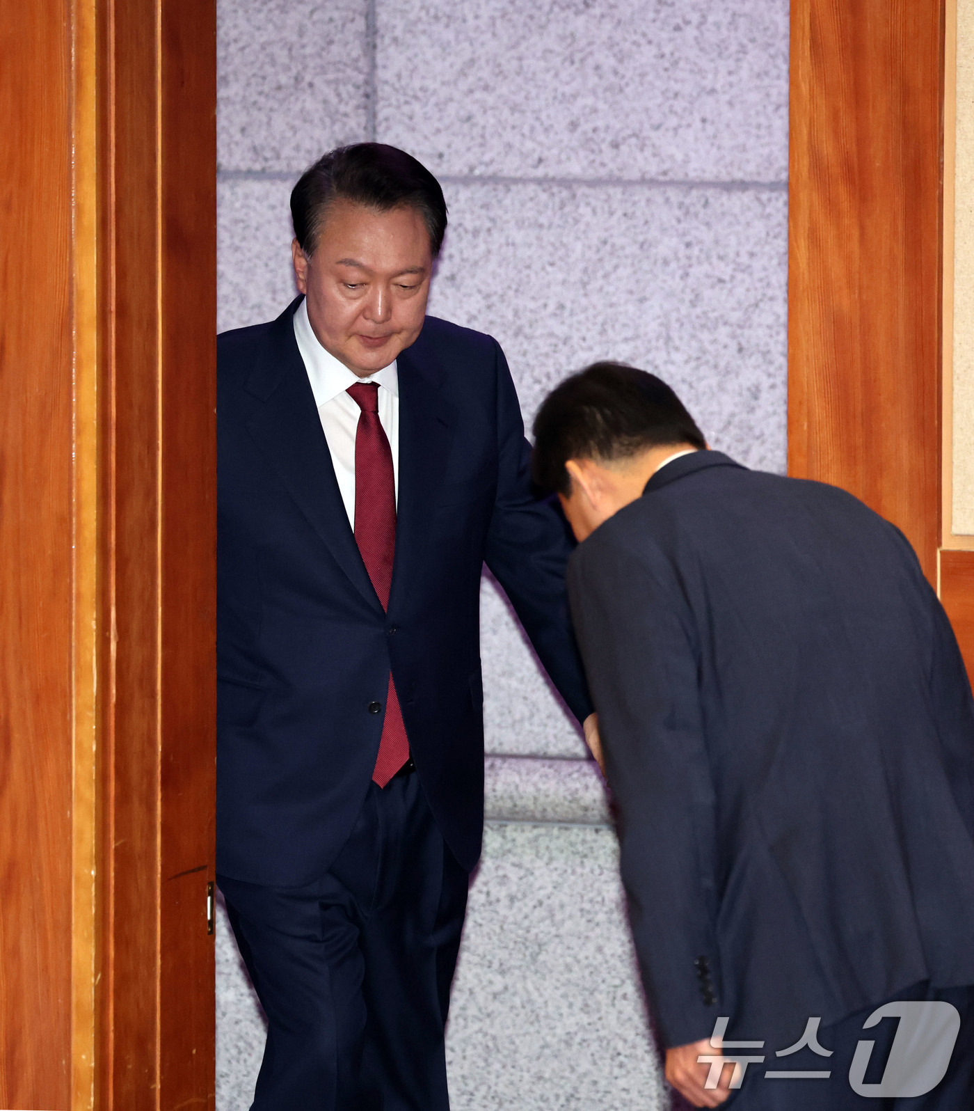 (서울=뉴스1) 사진공동취재단 = 윤석열 대통령이 23일 오후 서울 종로구 헌법재판소 대심판정에서 열린 탄핵심판 4차 변론기일에 출석하고 있다.  2025.1.23/뉴스1