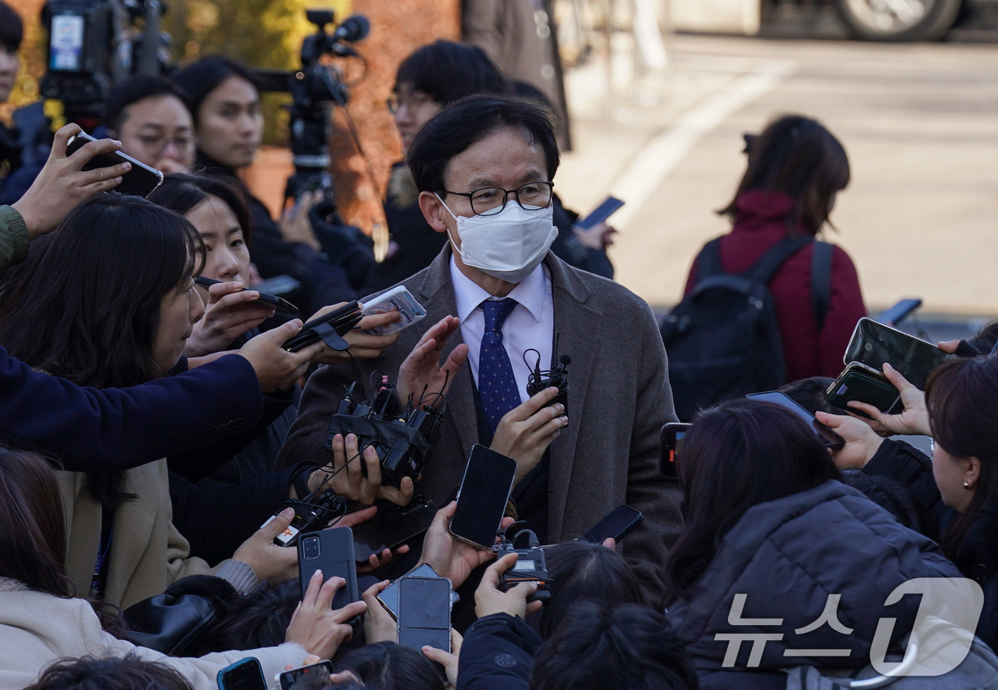 (서울=뉴스1) 사진공동취재단 = 윤석열 대통령 측 변호인단에 속해 있는 배진한 변호사가 23일 오후 서울 종로구 헌법재판소에서 열린 윤석열 대통령 탄핵심판 4차 변론기일에 출석하 …