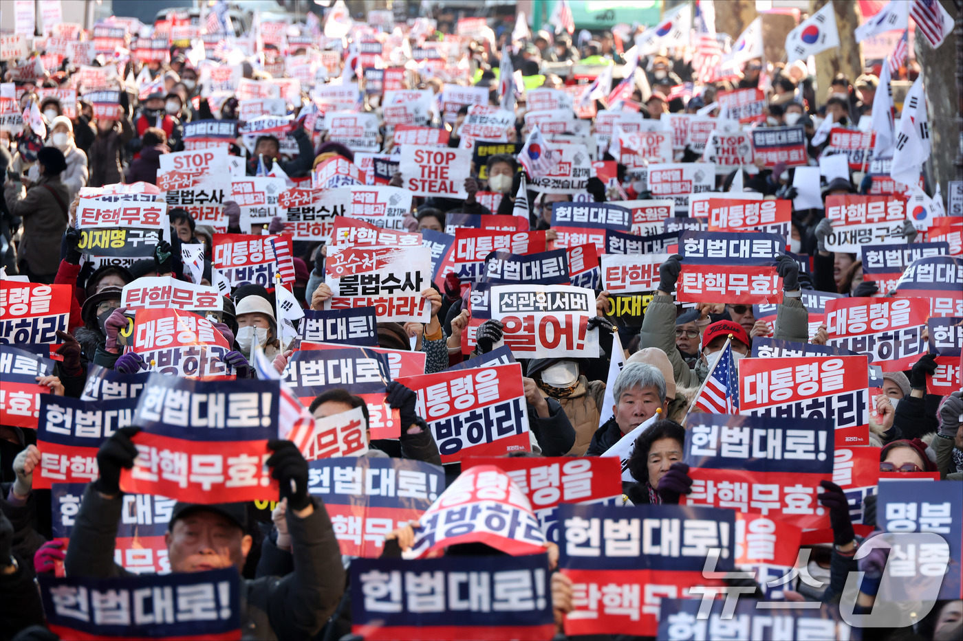 (서울=뉴스1) 사진공동취재단 = 윤석열 대통령 탄핵 심판 4차 변론기일인 23일 오후 서울 종로구 헌법재판소 인근에서 지지자들이 피켓을 들고 구호를 외치고 있다. 2025.1.2 …
