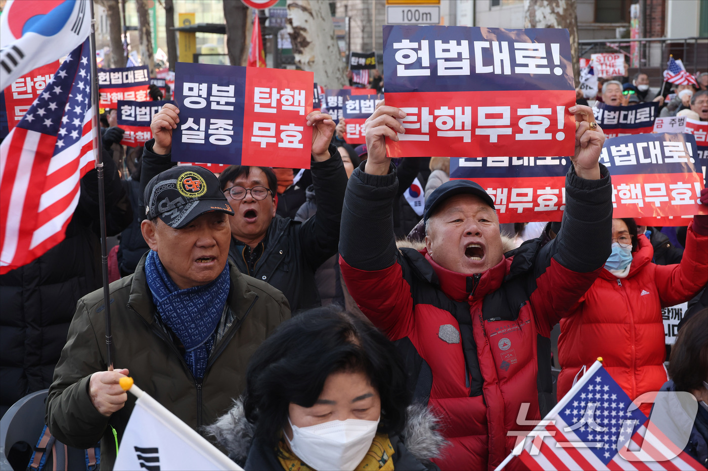 (서울=뉴스1) 사진공동취재단 = 윤석열 대통령 탄핵 심판 4차 변론기일인 23일 오후 서울 종로구 헌법재판소 인근에서 지지자들이 피켓을 들고 구호를 외치고 있다. 2025.1.2 …