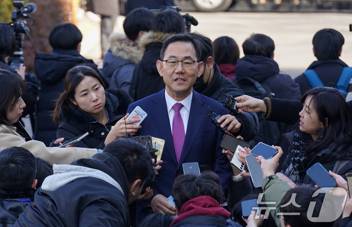 (서울=뉴스1) 사진공동취재단 = 주호영 국회부의장이 23일 오후 서울 종로구 헌법재판소에서 열린 윤석열 대통령 탄핵심판 4차 변론기일에 출석하며 취재진의 질문에 답하고 있다. 2 …