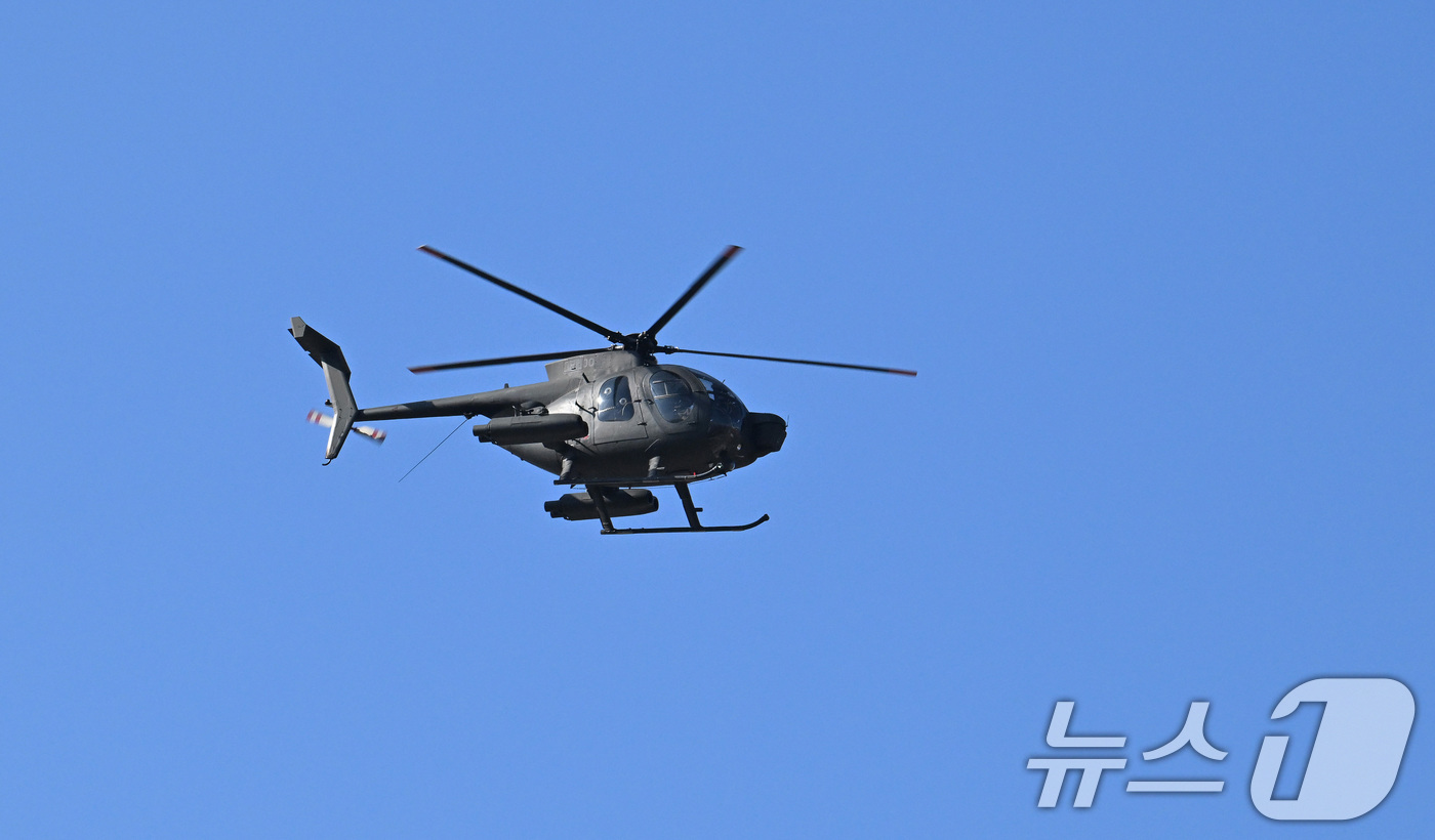 (서울=뉴스1) = 23일 경기 포천 승진훈련장에서 열린 '공지합동 통합화력 운용 훈련'에서 500MD 공격헬기가 2.75인치 로켓사격을 실시하며 장애물지대 인근의 적을 격멸하고 …