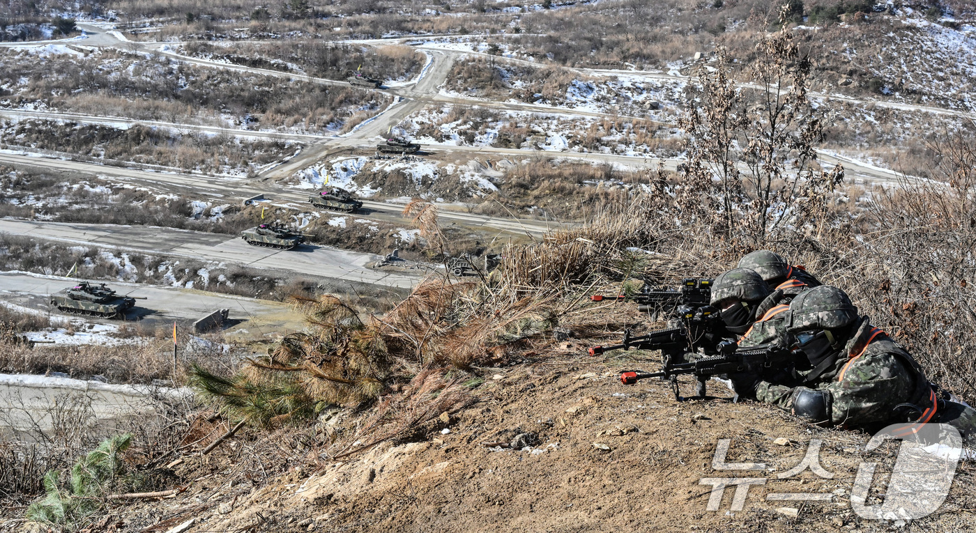 (서울=뉴스1) = 23일 경기 포천 승진훈련장에서 열린 '공지합동 통합화력 운용 훈련'에서 K808차륜형장갑차에서 하차한 보병들이 목표고지를 점령하고 있다. (육군 제공) 202 …
