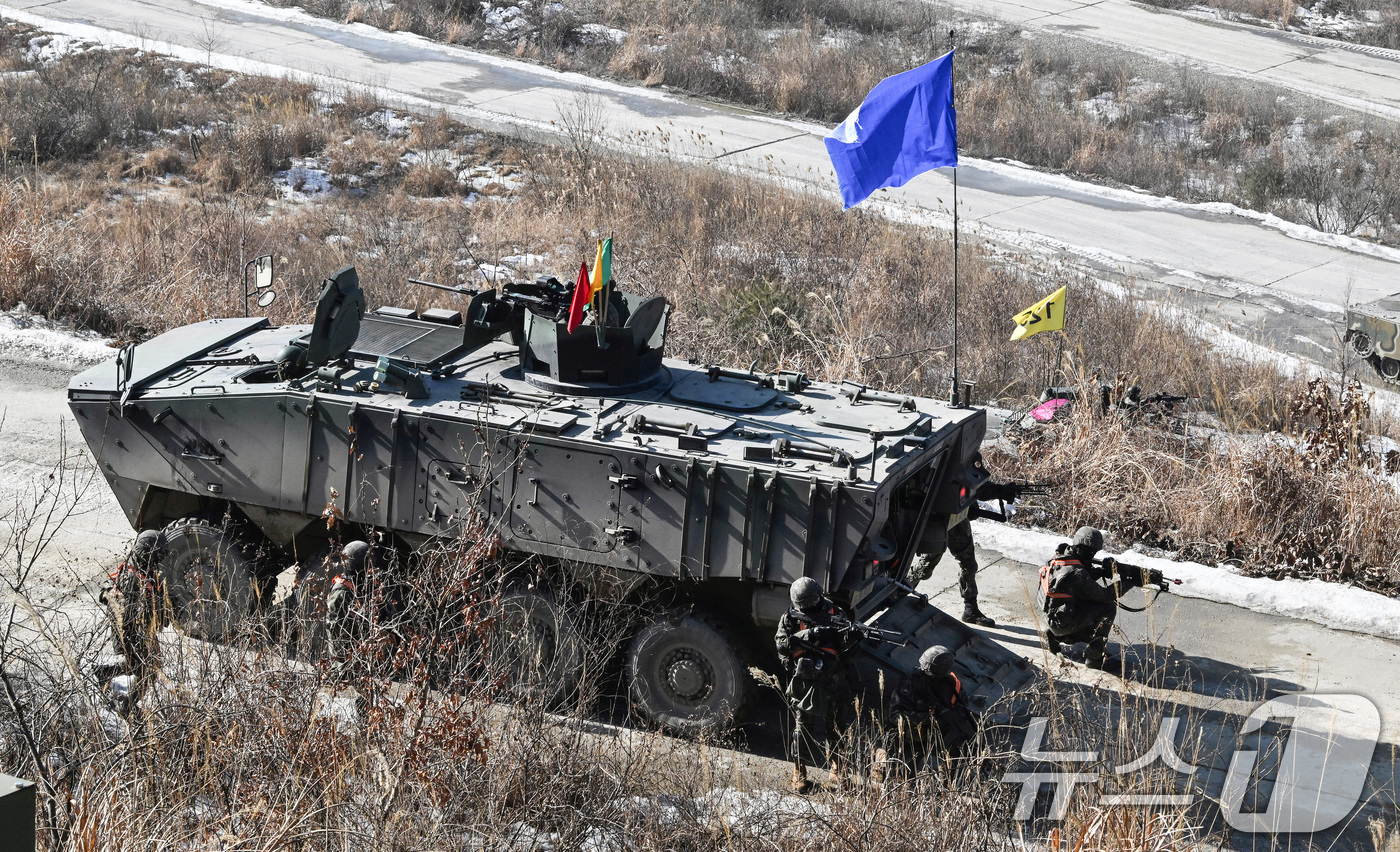 (서울=뉴스1) = 23일 경기 포천 승진훈련장에서 열린 '공지합동 통합화력 운용 훈련'에서 K808차륜형장갑차에서 하차한 보병들이 목표고지를 점령하고 있다. (육군 제공) 202 …