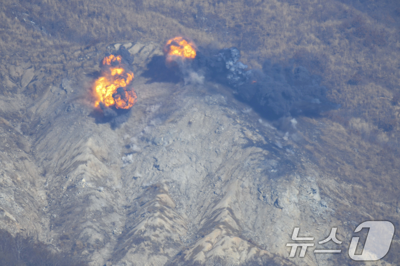(서울=뉴스1) = 공군과 육군은 23일 승진과학화훈련장에서 올해 첫 공지합동 통합화력훈련을 실시하며, 공지합동 작전능력 배양 및 통합화력 운용절차를 숙달했다. 사진은 FA-50 …