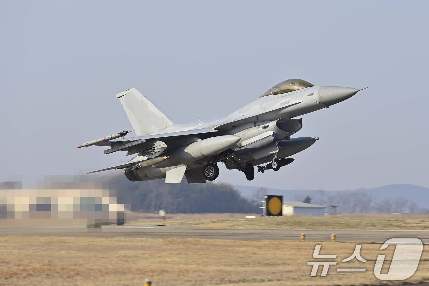 (서울=뉴스1) = 공군과 육군은 23일 승진과학화훈련장에서 올해 첫 공지합동 통합화력훈련을 실시하며, 공지합동 작전능력 배양 및 통합화력 운용절차를 숙달했다. 사진은 MK-82 …