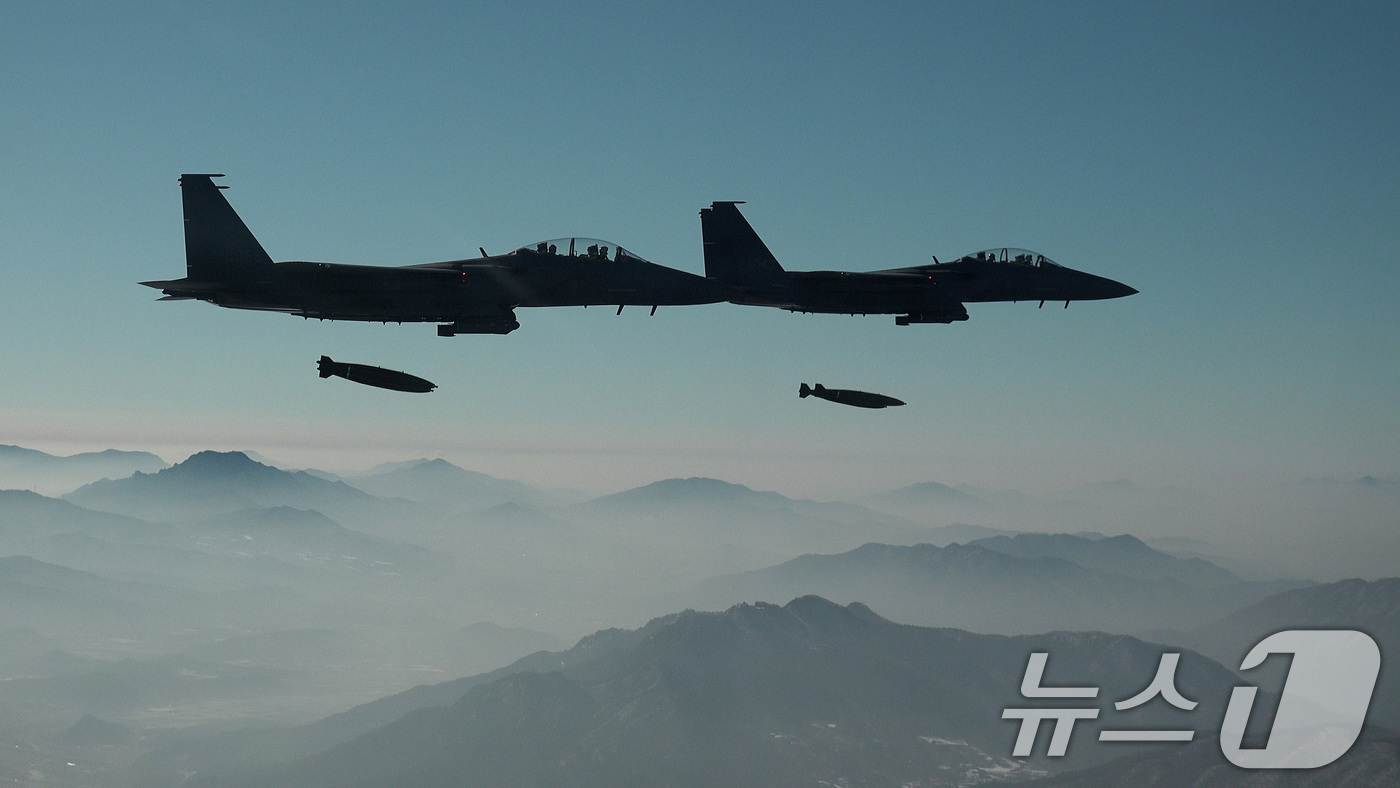 (서울=뉴스1) = 공군과 육군은 23일 승진과학화훈련장에서 올해 첫 공지합동 통합화력훈련을 실시하며, 공지합동 작전능력 배양 및 통합화력 운용절차를 숙달했다. 사진은 F-15K …