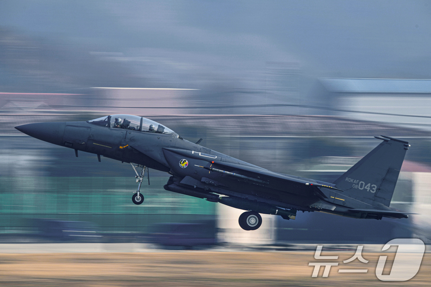 (서울=뉴스1) = 공군과 육군은 23일 승진과학화훈련장에서 올해 첫 공지합동 통합화력훈련을 실시하며, 공지합동 작전능력 배양 및 통합화력 운용절차를 숙달했다. 사진은 MK-84 …