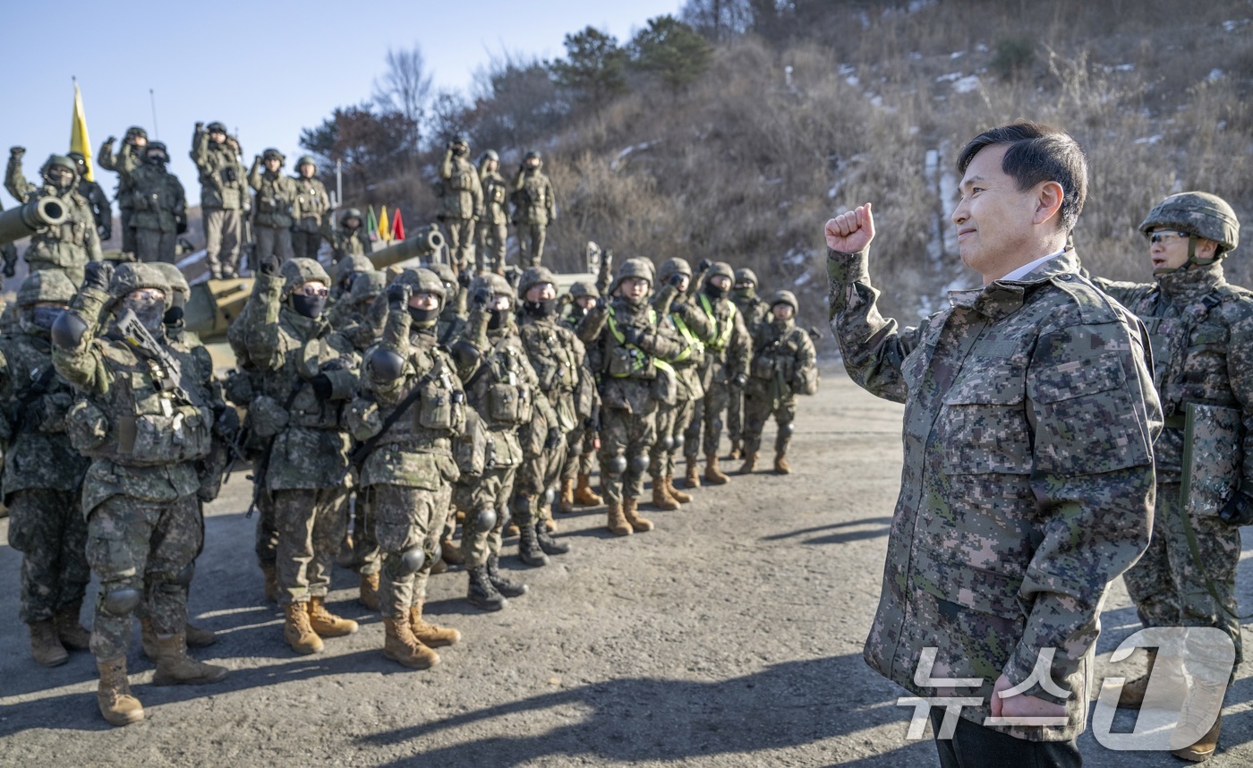 (서울=뉴스1) = 김선호 국방부장관 직무대행이 23일 오전 경기 포천시 승진훈련장에서 열린 '혹한기 공지합동 통합화력운용 실사격 훈련' 현장을 찾아 장병을 격려하고 있다. (국방 …
