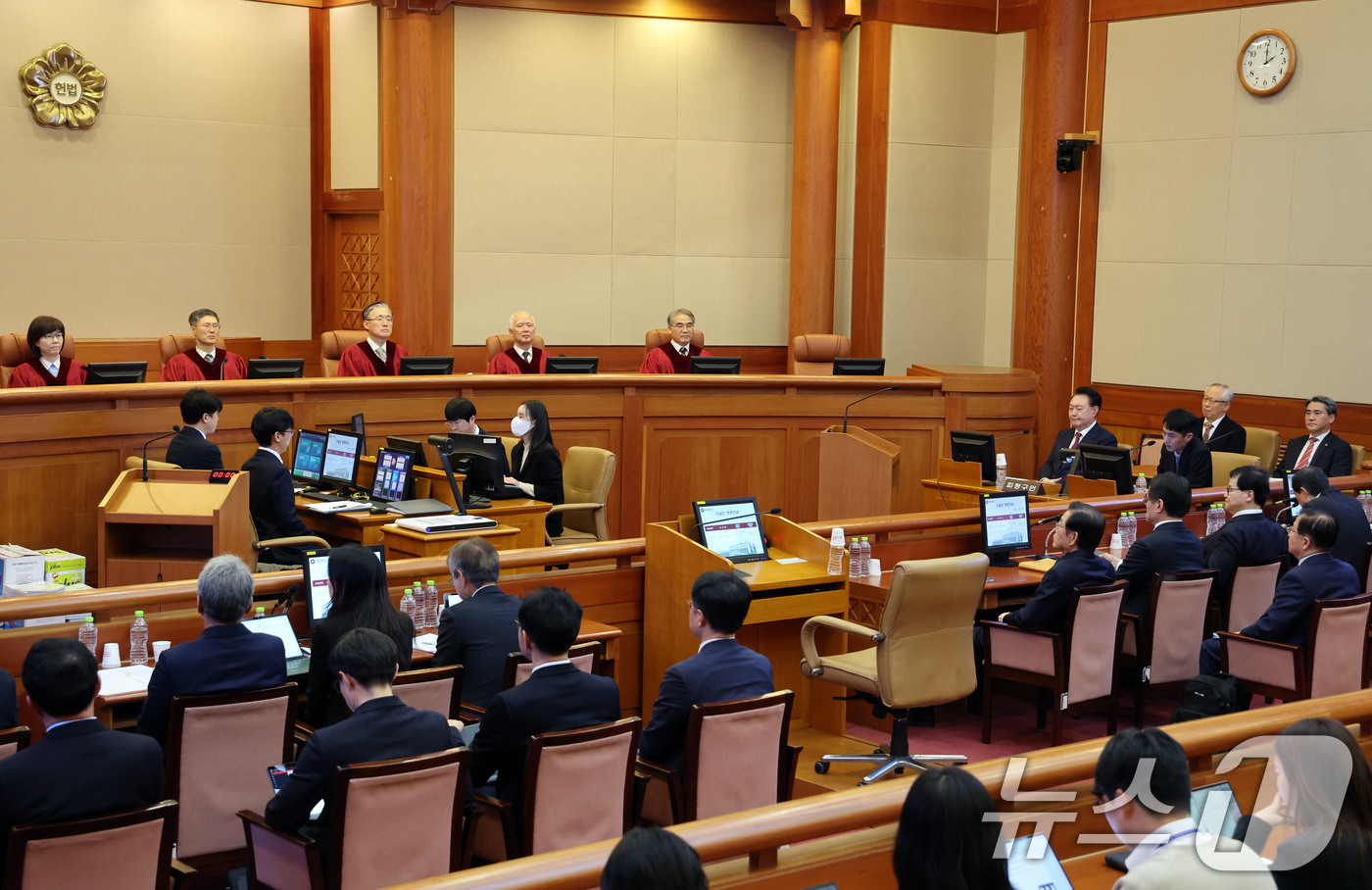 (서울=뉴스1) 사진공동취재단 = 23일 오후 서울 종로구 헌법재판소 대심판정에서 윤석열 대통령 탄핵심판 4차 변론기일이 진행되고 있다.  2025.1.23/뉴스1