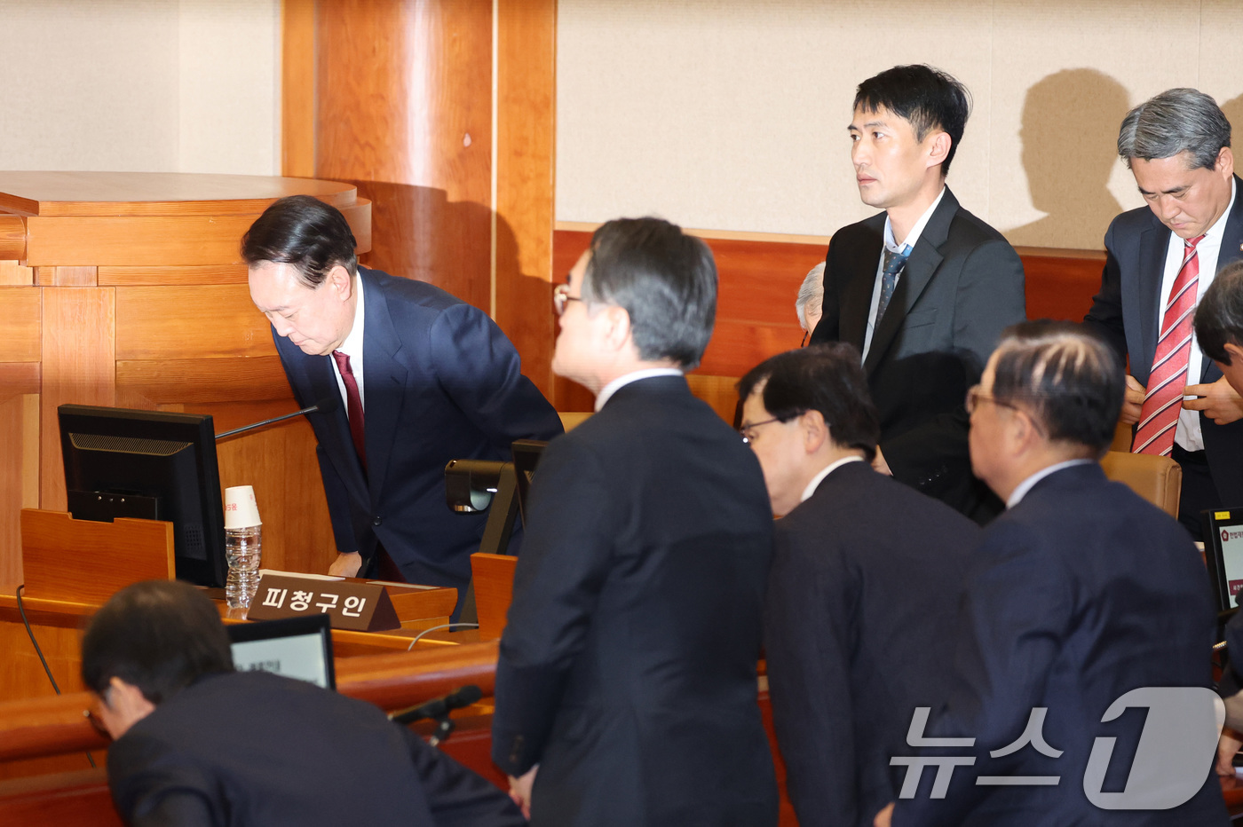 (서울=뉴스1) 사진공동취재단 = 윤석열 대통령이 23일 오후 서울 종로구 헌법재판소 대심판정에서 열린 탄핵심판 4차 변론기일에 출석해 헌법재판관들이 입장한 뒤 다시 자리에 앉고 …