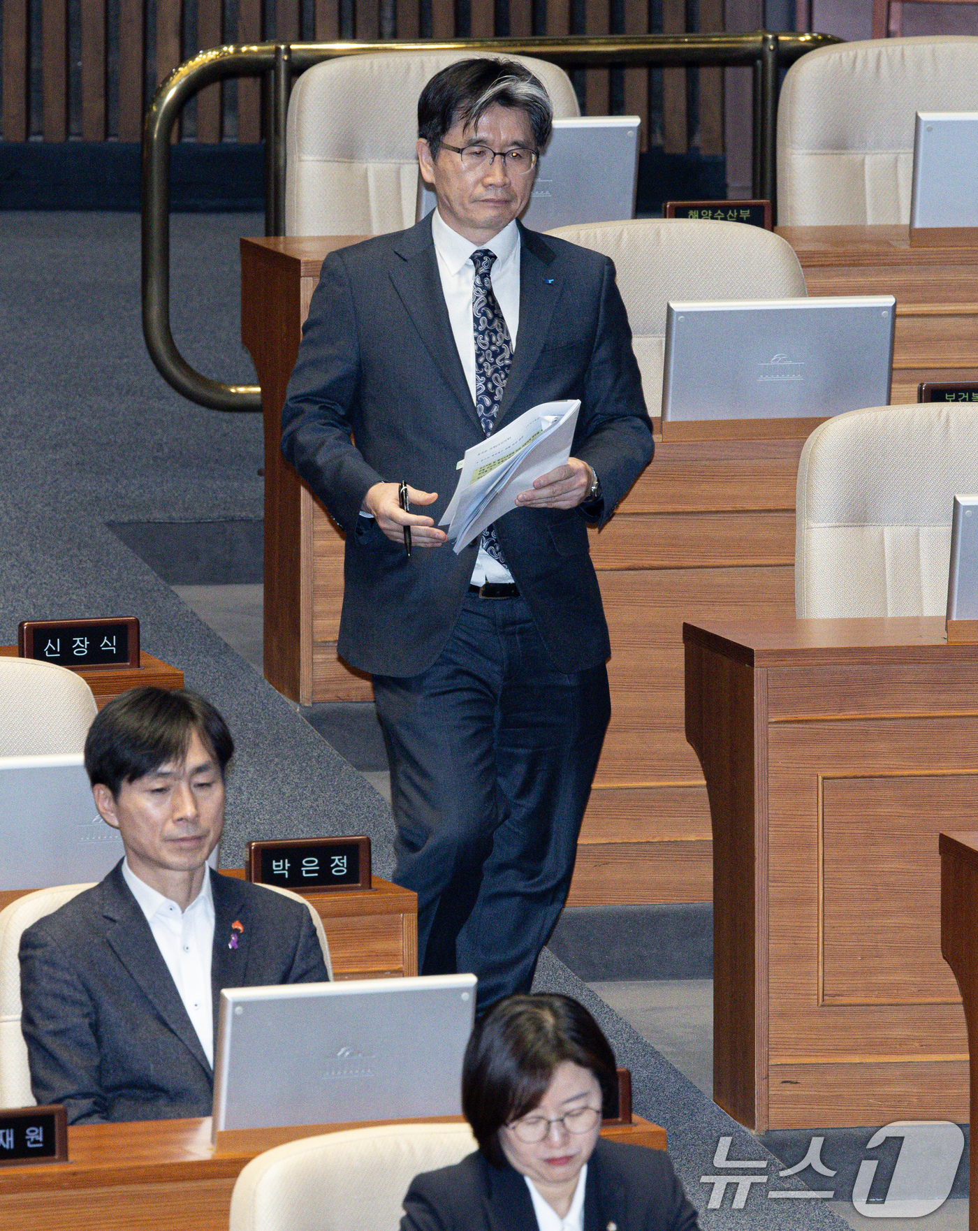 (서울=뉴스1) 이재명 기자 = 오동운 고위공직자범죄수사처(공수처)이 23일 오후 서울 여의도 국회 본회의장에서 열린 제421회 국회(임시회) 제2차 본회의에서 송석준 국민의힘 의 …