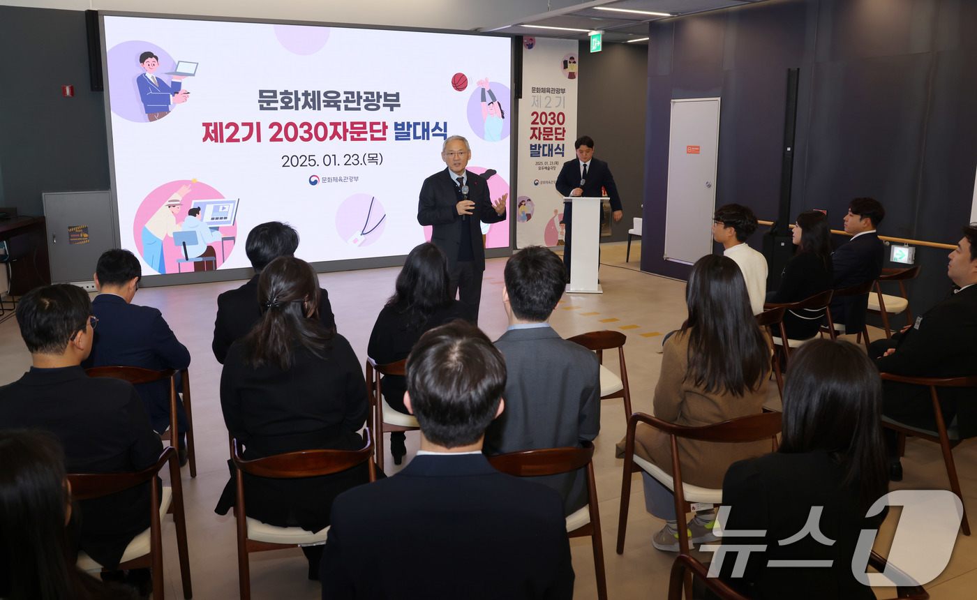 (서울=뉴스1) = 유인촌 문화체육관광부 장관이 23일 서울 서대문구 모두예술극장 라운지에서 열린 문화체육관광부 제2기 2030자문단 발대식에서 인사말을 하고 있다. (문화체육관광 …