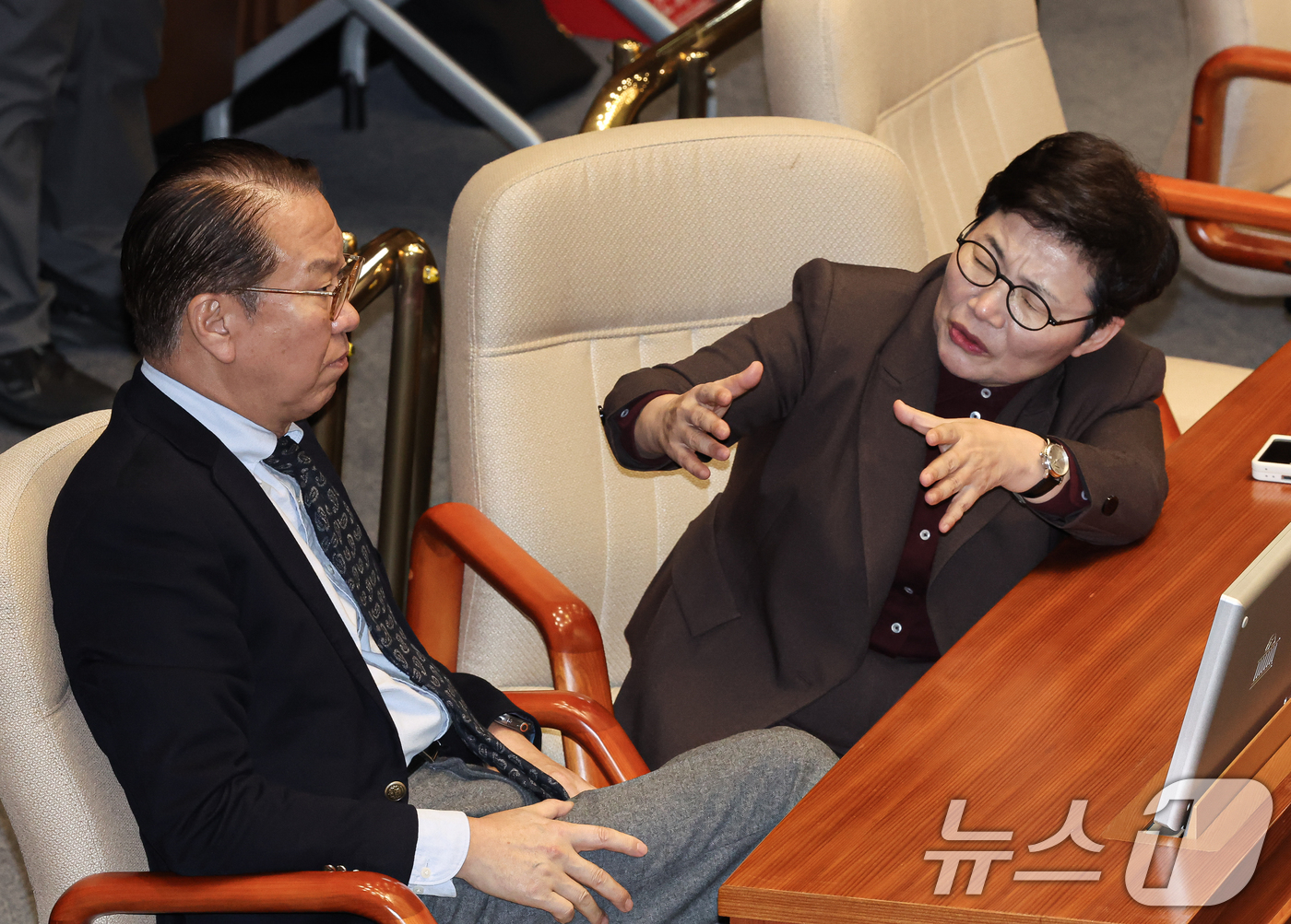 (서울=뉴스1) 이재명 기자 = 권영세 국민의힘 비상대책위원장과 임이자 의원이 23일 오후 서울 여의도 국회 본회의장에서 열린 제421회 국회(임시회) 제2차 본회의에서 대화를 하 …