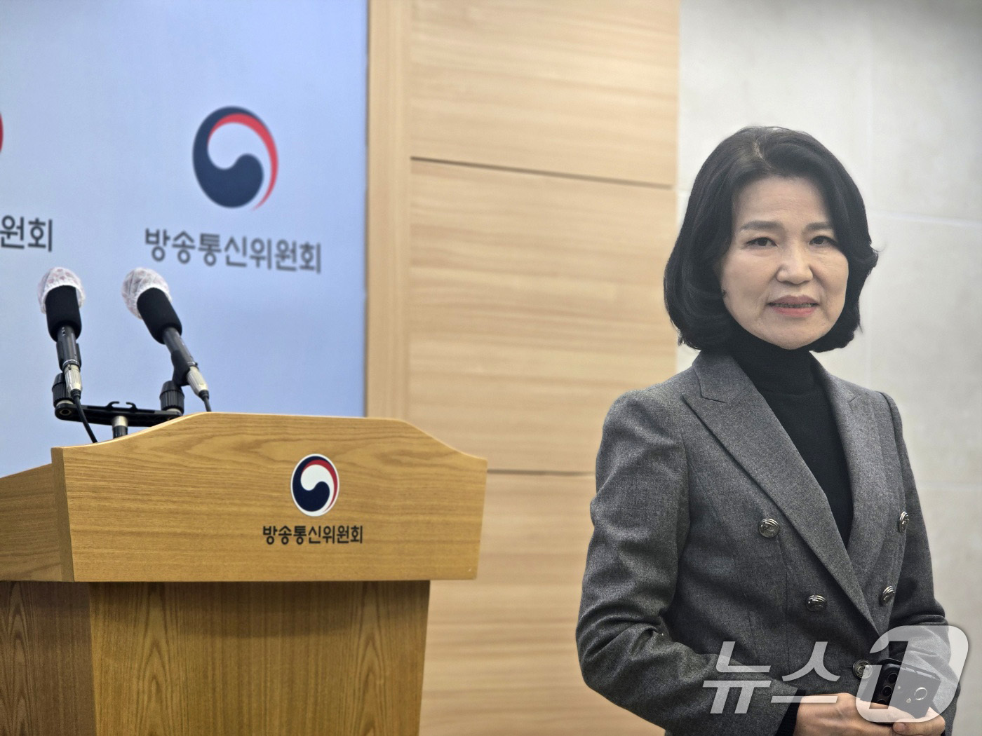 (과천=뉴스1) 양새롬 기자 = 헌재의 탄핵안 기각으로 직무에 복귀한 이진숙 방송통신위원장이 23일 경기도 과천시 정부과천청사 내 방송통신위원회에서 열린 출입기자 간담회에서 취재진 …