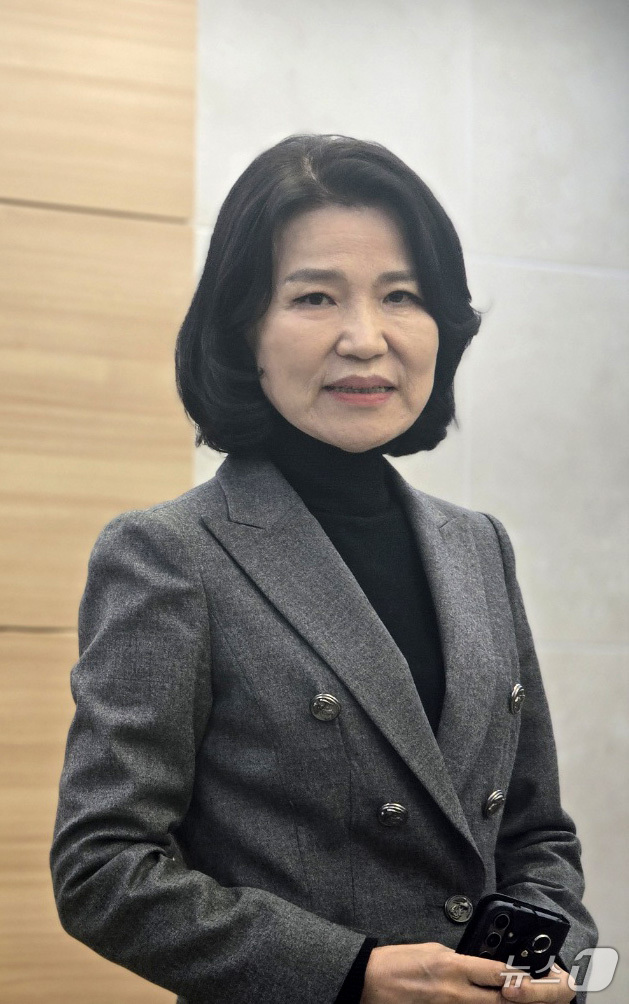 (과천=뉴스1) 양새롬 기자 = 헌재의 탄핵안 기각으로 직무에 복귀한 이진숙 방송통신위원장이 23일 경기도 과천시 정부과천청사 내 방송통신위원회에서 열린 출입기자 간담회에서 취재진 …
