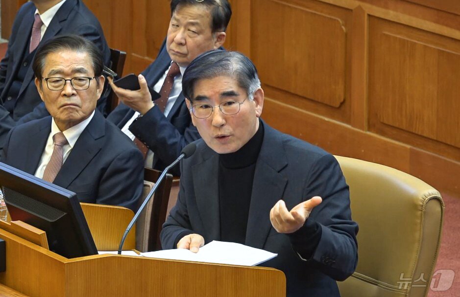 본문 이미지 - 김용현 전 국방부 장관이서울 종로구 헌법재판소에서 열린 윤석열 대통령 탄핵심판 4차변론에 증인으로 출석해 발언하고 있다. (헌법재판소 제공) ⓒ 뉴스1
