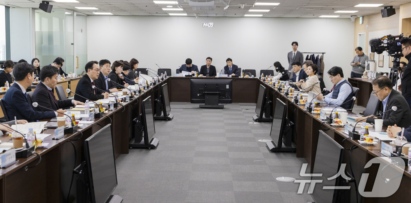 (서울=뉴스1) = 박민수 보건복지부 2차관이 23일 제9기 건강보험정책심의위원회를 구성하고 2025년 첫 대면회의를 진행하고 있다. (복지부 제공)2025.1.23./뉴스1