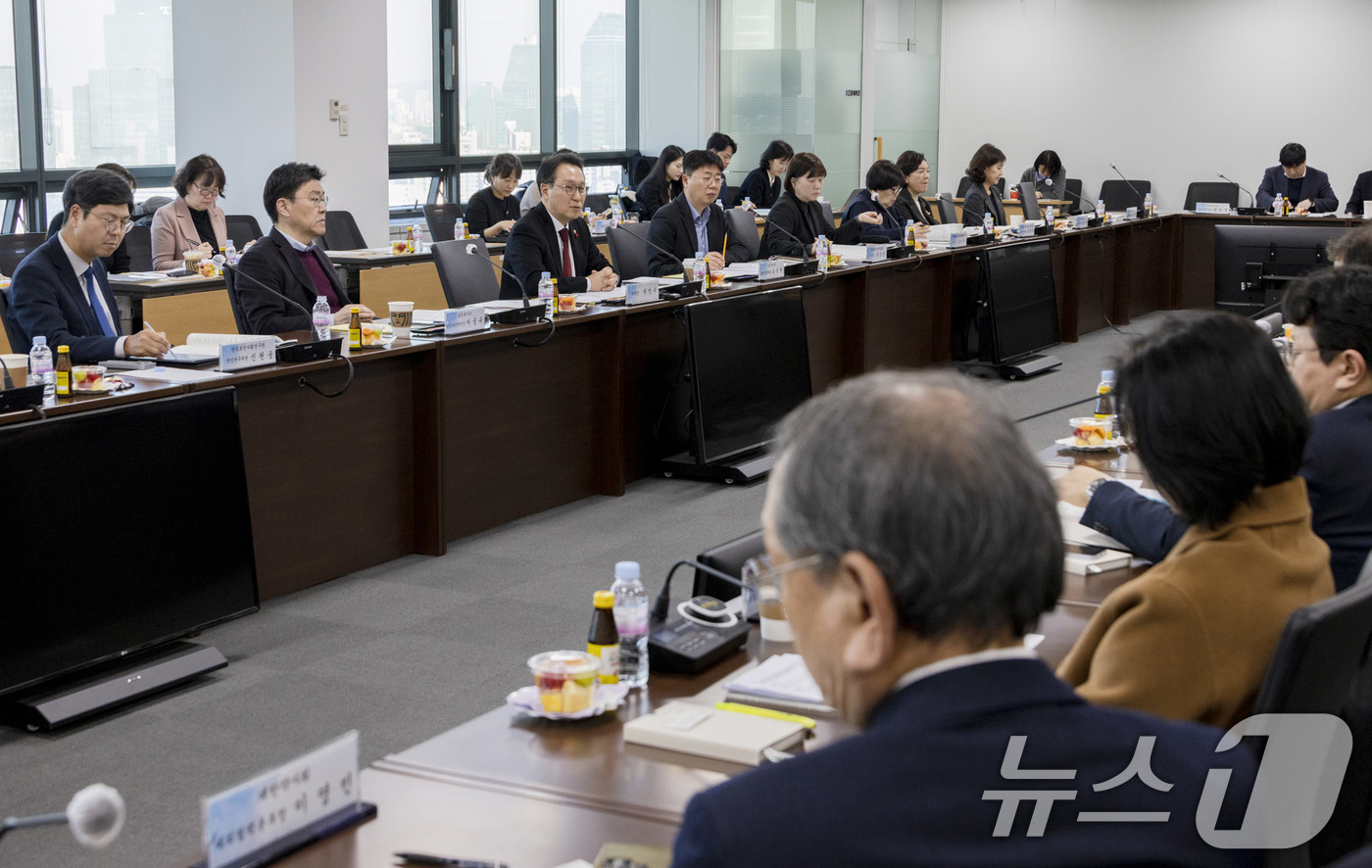 (서울=뉴스1) = 박민수 보건복지부 2차관이 23일 제9기 건강보험정책심의위원회를 구성하고 2025년 첫 대면회의를 진행하고 있다. (복지부 제공)2025.1.23./뉴스1