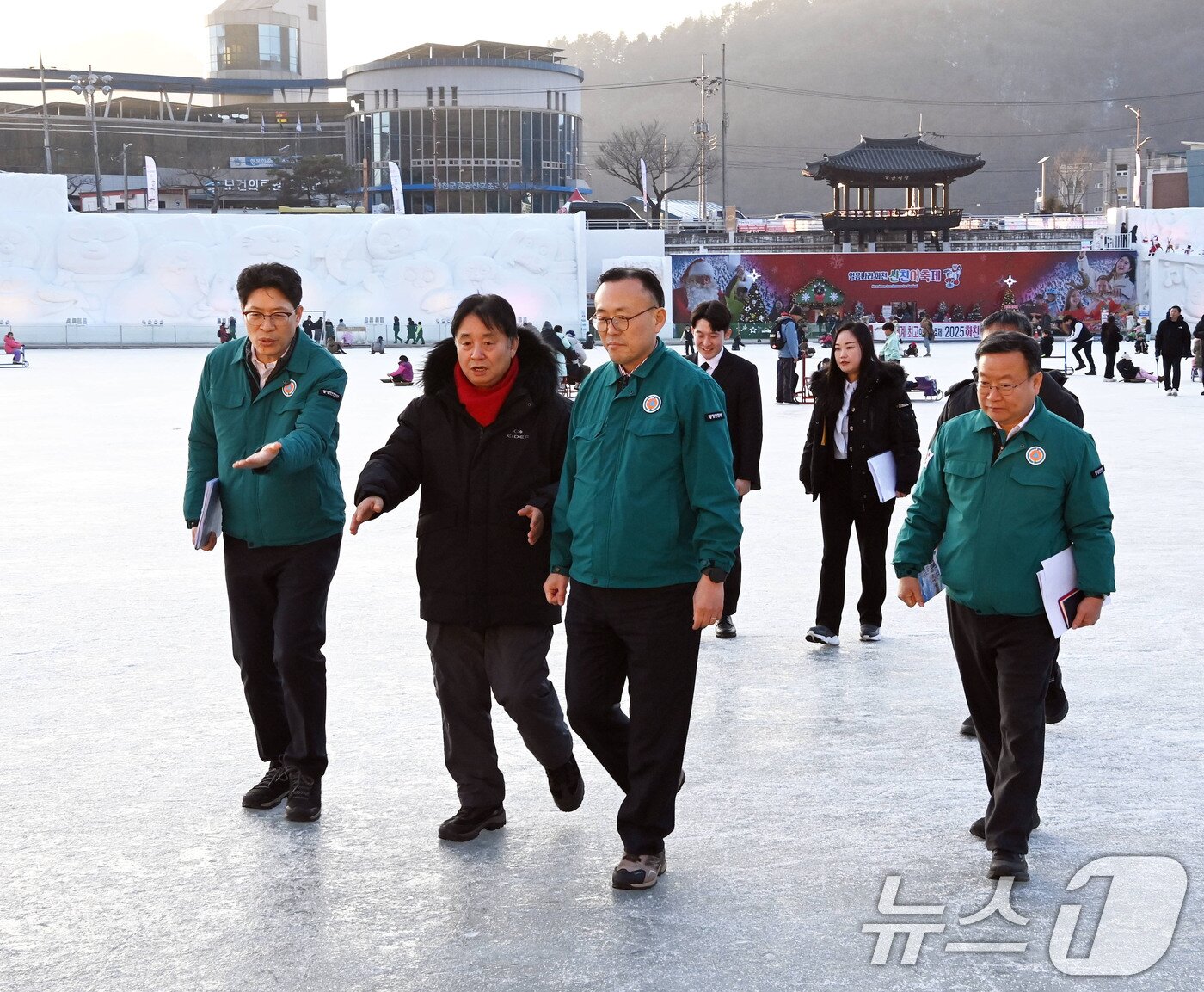 본문 이미지 - 이한경 이한경 행정안전부 재난안전관리본부장이 23일 강원 화천산천어축제장을 방문해 얼음판 결빙상황과 주요 안전시설물 등을 점검하고 있다. (행정안전부 제공)2025.1.23/뉴스1