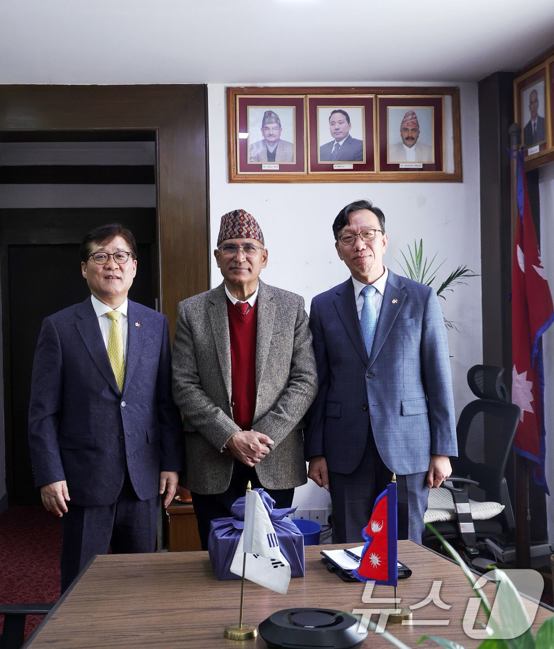 (서울=뉴스1) = 이정규 외교장관 특사가 21일(현지시간) 네팔을 방문해 비스누 프러서드 퍼우델(Bishnu Prasad Paudel) 네팔 부총리 겸 재무장관과 면담을 하고 있 …