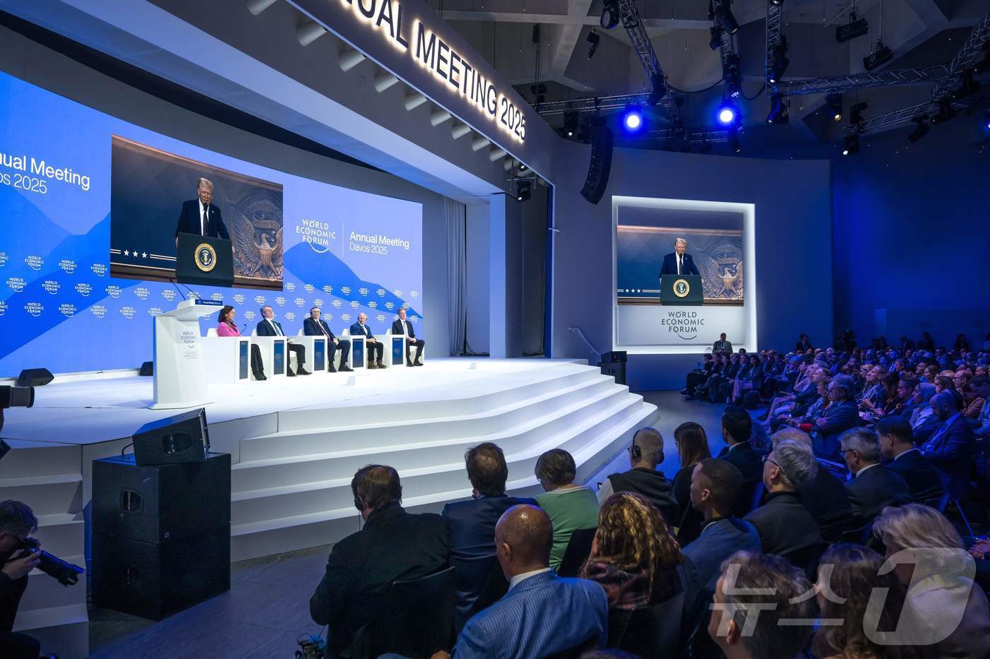 본문 이미지 - 도널드 트럼프 미국 대통령이 23일&#40;현지시간&#41; 제55차 세계경제포럼&#40;WEF·다보스포럼&#41;에서 온라인 연설을 하고 있다. 25.01.23 ⓒ AFP=뉴스1 ⓒ News1 김예슬 기자