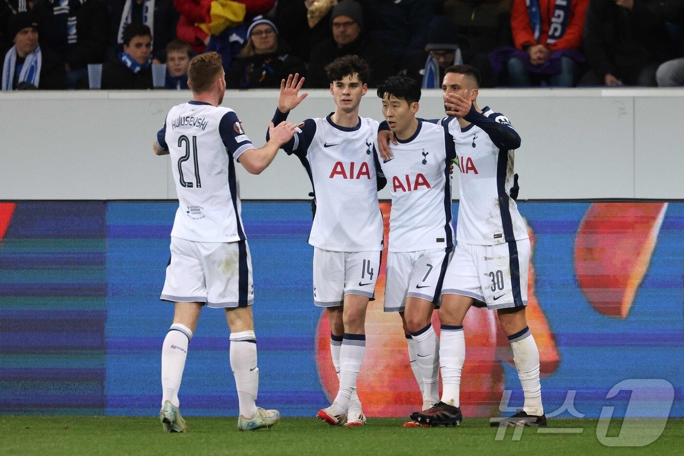 본문 이미지 - 손흥민의 멀티골을 기뻐하는 토트넘 선수들 ⓒ AFP=뉴스1