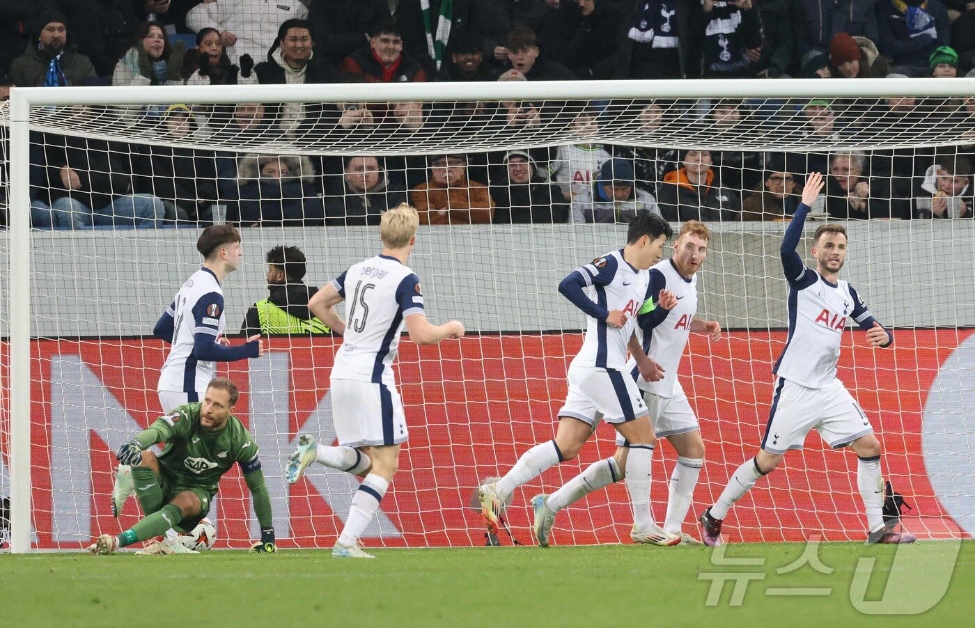 본문 이미지 - 손흥민의 득점 후 기뻐하는 토트넘 선수들 ⓒ AFP=뉴스1