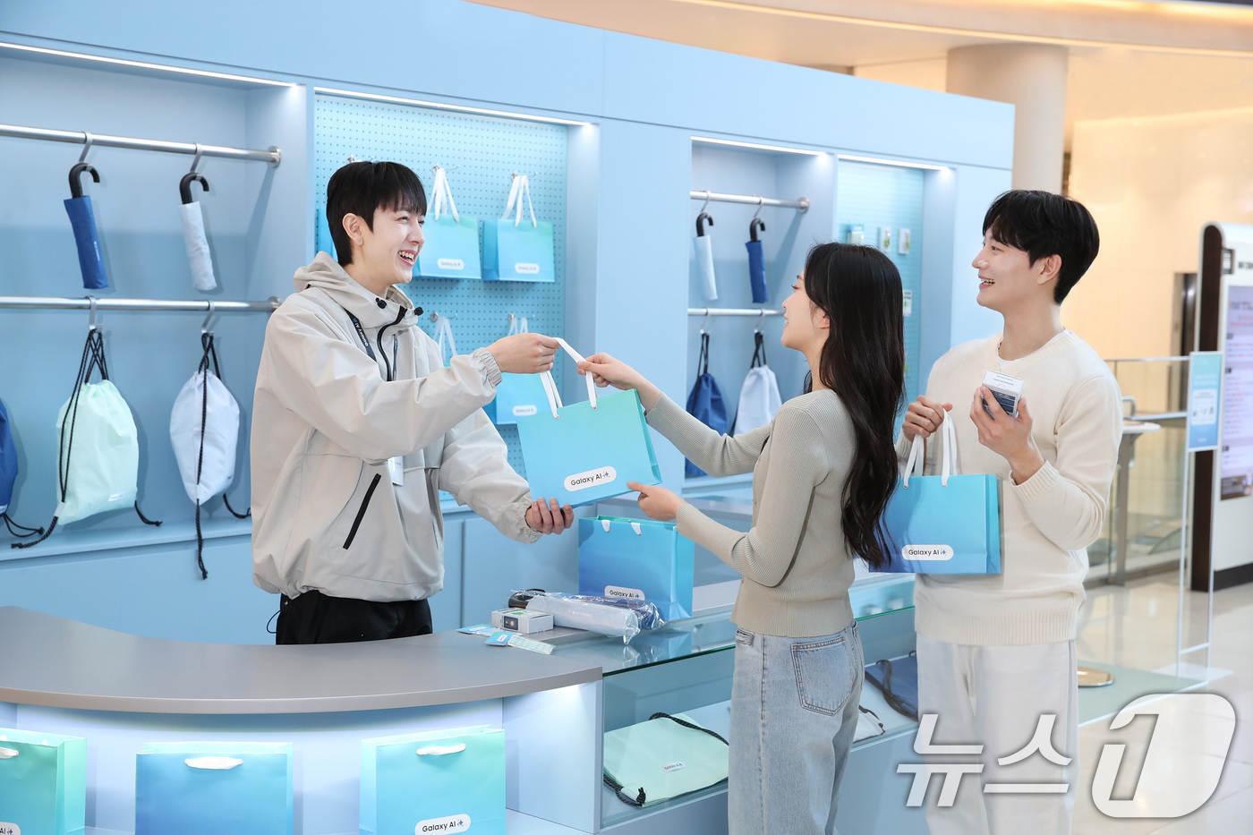 (서울=뉴스1) = 삼성전자가 '갤럭시 S25 시리즈'를 만날 수 있는 '갤럭시 스튜디오'를 운영한다고 24일 밝혔다.'갤럭시 스튜디오'는 영등포 타임스퀘어, 코엑스, 삼성스토어 …