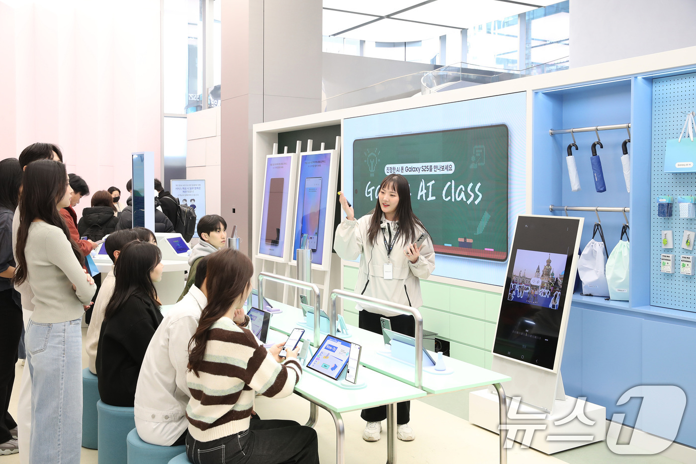 (서울=뉴스1) = 삼성전자가 '갤럭시 S25 시리즈'를 만날 수 있는 '갤럭시 스튜디오'를 운영한다고 24일 밝혔다.'갤럭시 스튜디오'는 영등포 타임스퀘어, 코엑스, 삼성스토어 …