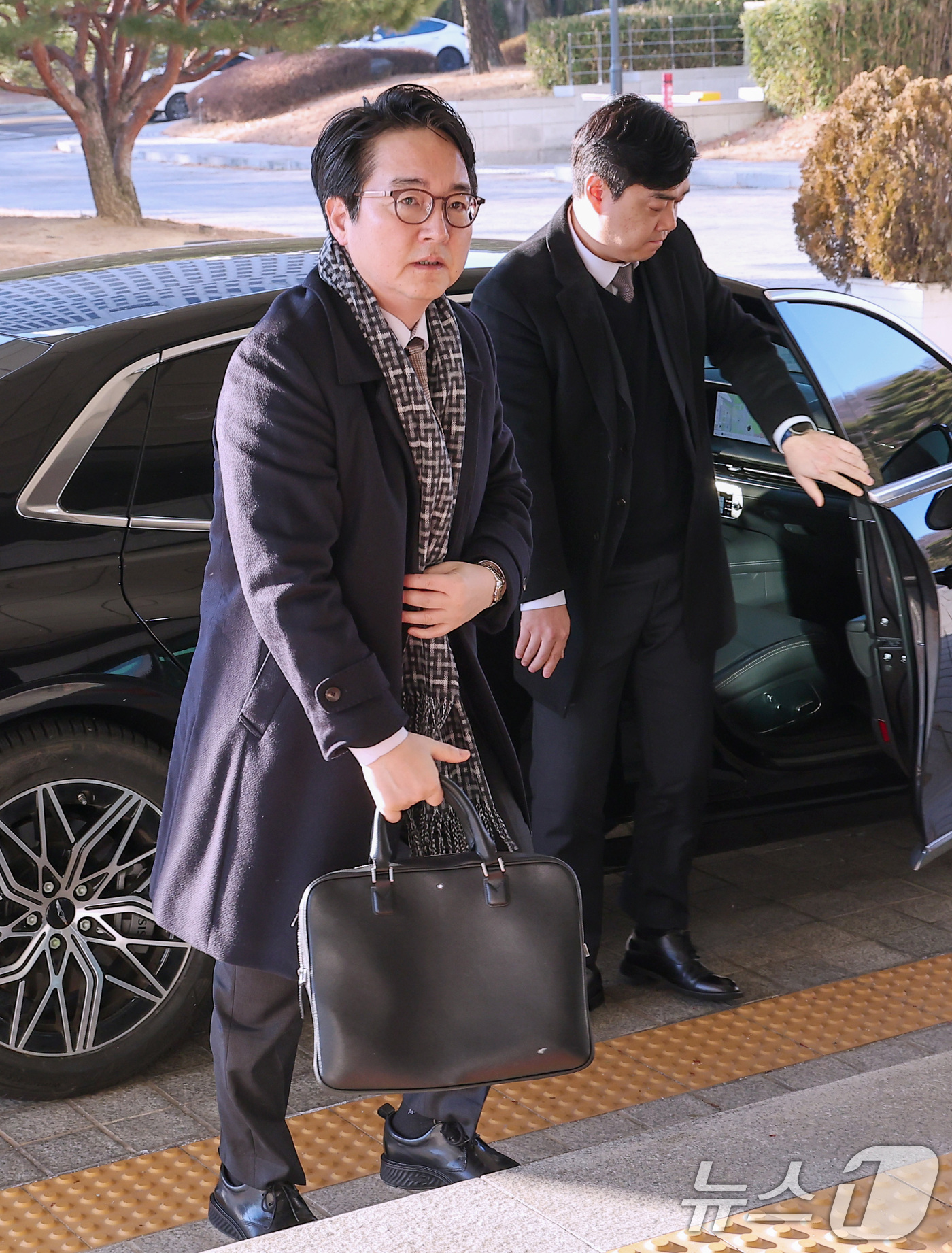 (서울=뉴스1) 김성진 기자 = 심우정 검찰총장이 24일 서울 서초구 대검찰청으로 출근하고 있다.고위공직자범죄수사처(공수처)로부터 내란 사건을 넘겨받은 검찰은 조만간 추가적인 구속 …