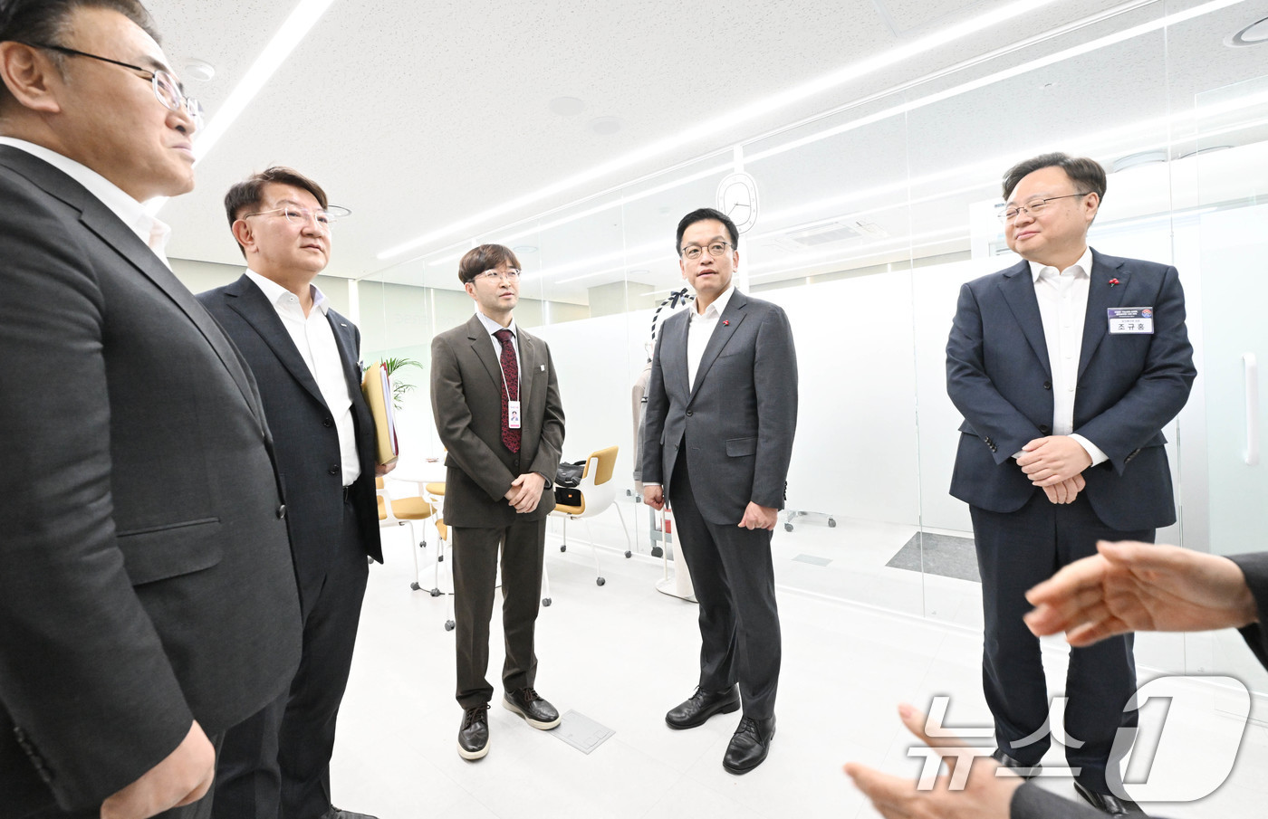 (서울=뉴스1) = 최상목 대통령 권한대행 부총리 겸 기획재정부 장관이 지난 23일 오후 서울 동대문구 서울바이오허브 내 바이오 관련 기업을 방문해 사업설명을 듣고 직원들을 격려하 …