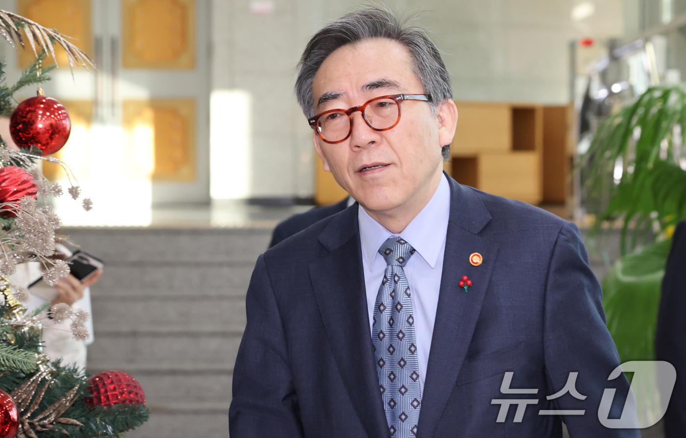 (서울=뉴스1) 허경 기자 = 조태열 외교부 장관이 24일 서울 종로구 외교부청사를 들어서고 있다 2025.1.24/뉴스1