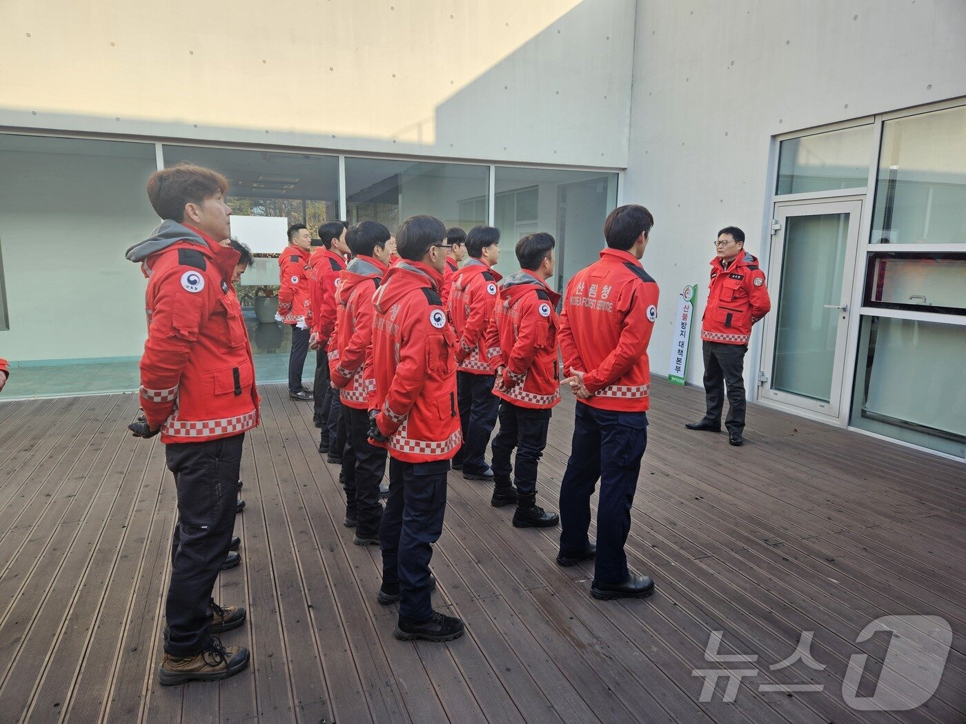 본문 이미지 - 봄철 산불조심기간이 시작된 24일 산불방지대책본부 운영을 시작한 동부지방산림청 직원들이 현판식 직후 최수천 청장에게 당부사항을 전달받고 있다..(동부산림청 제공) 2025.1.24/뉴스1