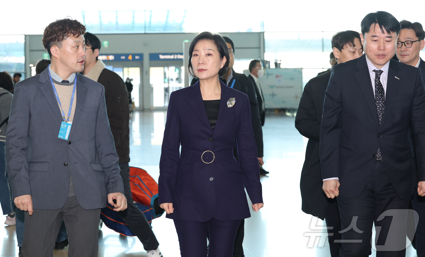 (인천공항=뉴스1) 권현진 기자 = 오영주 중소벤처기업부(중기부) 장관이 24일 오전 설 연휴를 맞아 인천공항 중소벤처기업부 정책면세점 현장 방문을 위해 인천공항 2터미널에 도착해 …