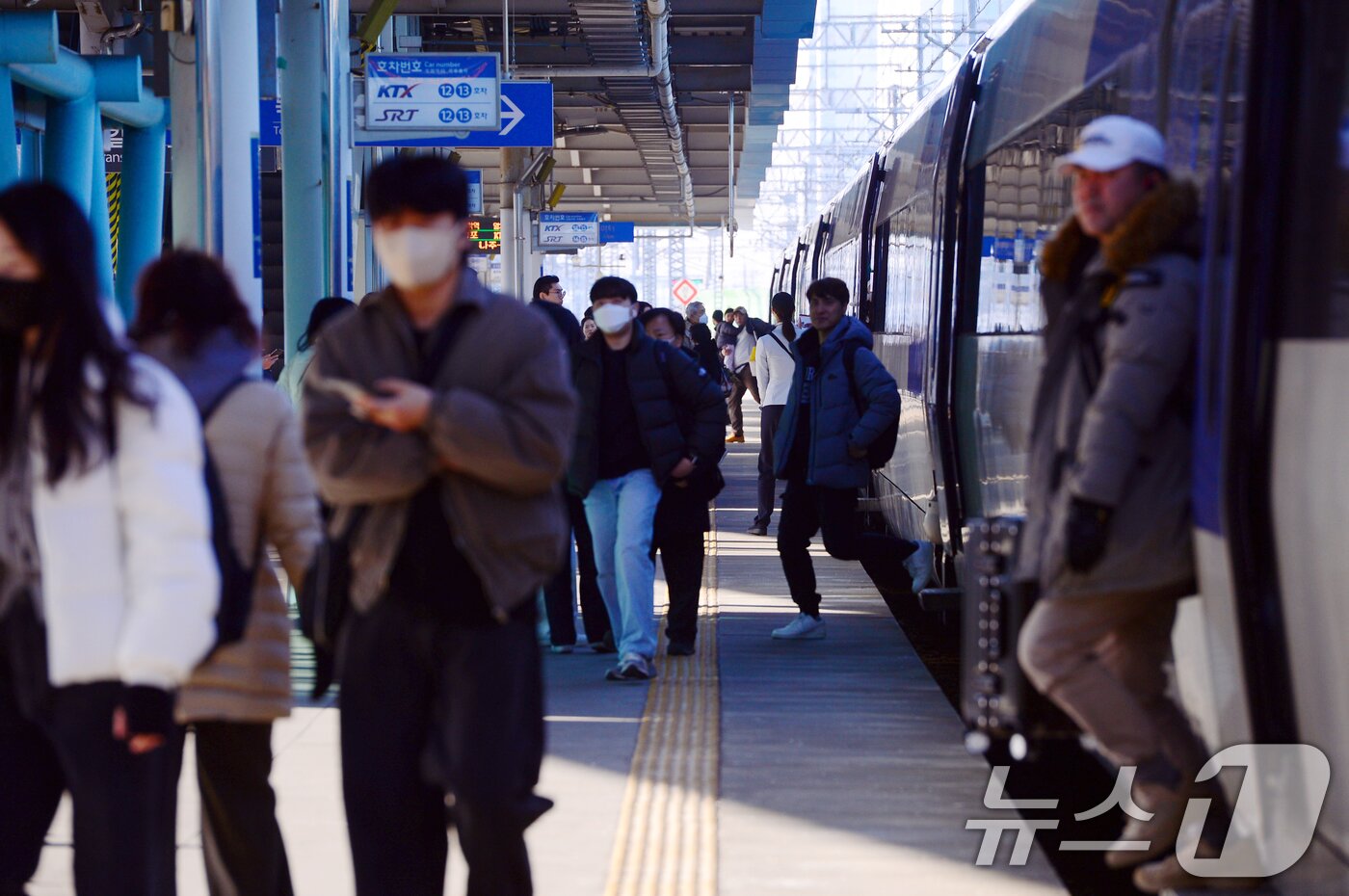본문 이미지 - 설 연휴를 하루 앞둔 24일 광주송정역에 도착한 용산발 기차에서 시민들이 내리고 있다. 2025.1.24/뉴스1 ⓒ News1 이승현 기자
