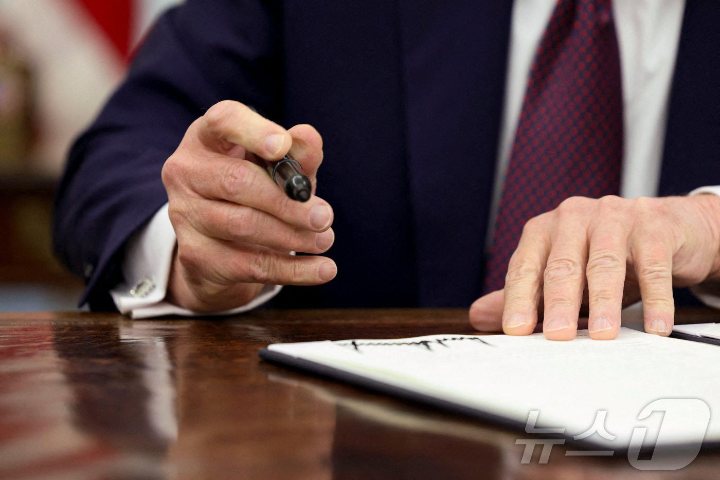 포토] 가상화폐 실무그룹 신설 행정명령 등 서명 트럼프 - 뉴스1