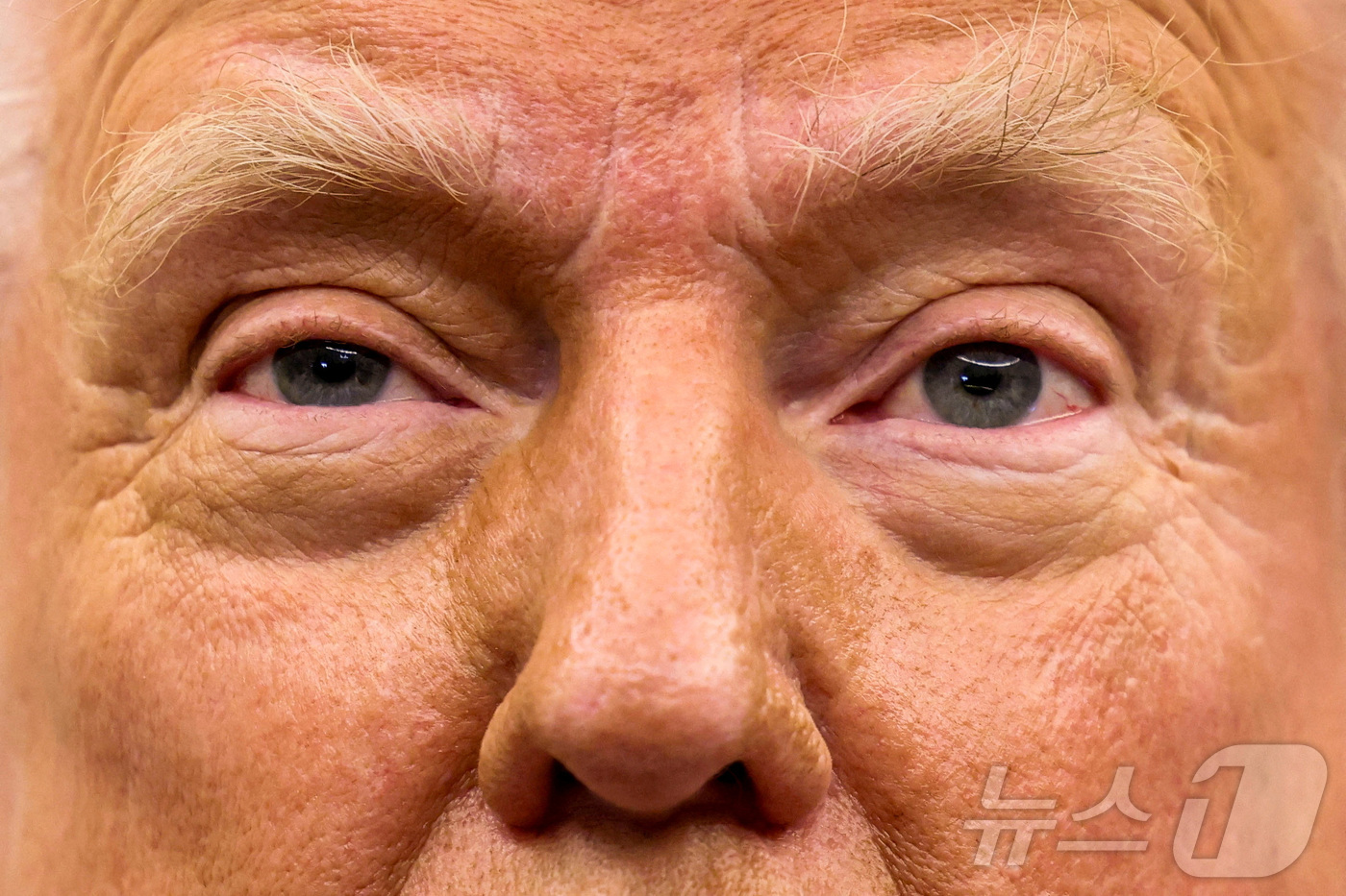 (워싱턴 로이터=뉴스1) 우동명 기자 = 도널드 트럼프 미국 대통령이 23일(현지시간) 워싱턴 백악관에서 열린 행정명령  서명식서 “나토 회원국들이 국방비를 GDP의 2%에서 5% …