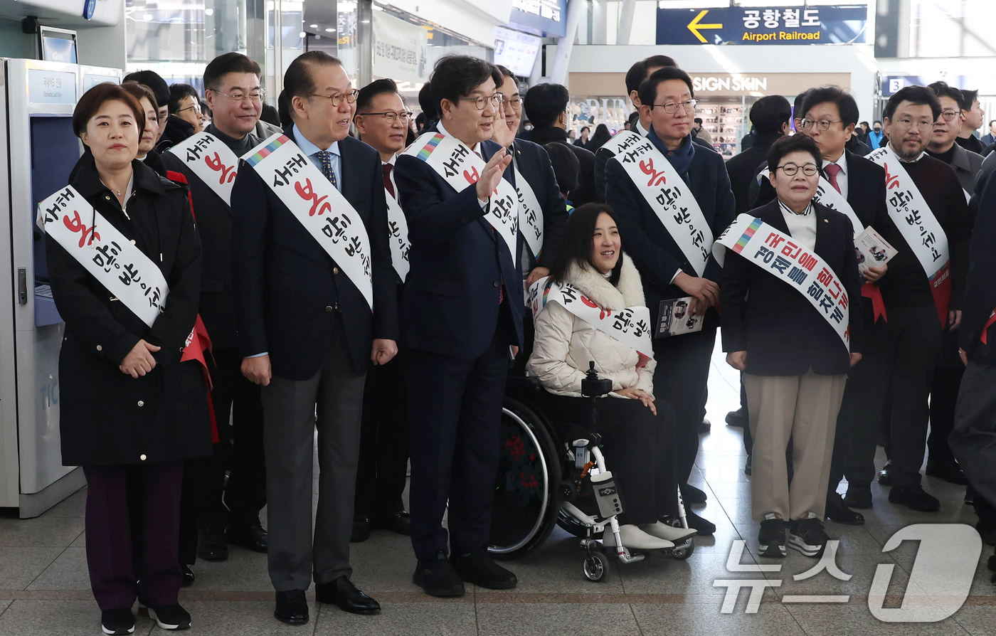 (서울=뉴스1) 이재명 기자 = 국민의힘 권영세 비상대책위원장과 권성동 원내대표를 비롯한 의원들이 설 연휴를 하루 앞둔 24일 오전 서울역에서 시민들에게 귀성인사를 하고 있다.(공 …