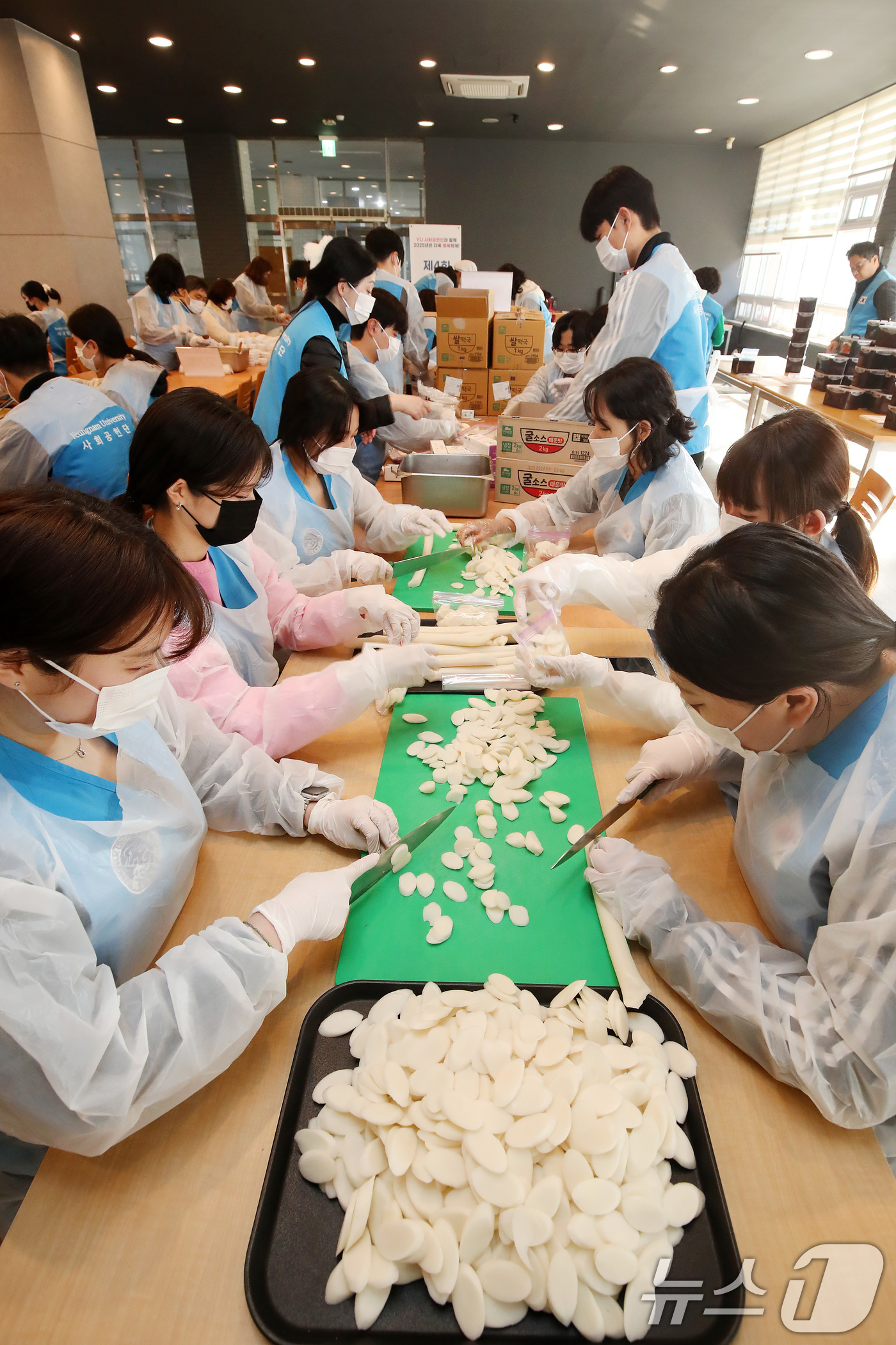 (경산=뉴스1) 공정식 기자 = 설 연휴를 하루 앞둔 24일 오전 영남대 학생회관에서 YU 사회공헌단 봉사대 소속 학생과 교직원들이 '사랑의 떡국 나눔' 행사에 참여해 800인분의 …