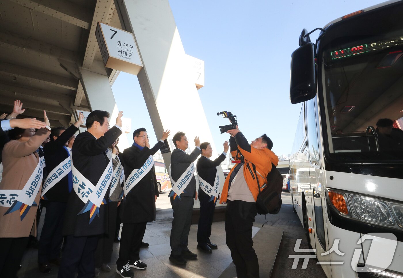 본문 이미지 - 지난 1월 당대표였던 이재명 대통령을 비롯한 더불어민주당 지도부가 서울 서초구 반포동 고속버스터미널에서 설 귀성객에게 인사하고 있다. &#40;공동취재&#41; 2025.1.24/뉴스1 ⓒ News1 이동해 기자