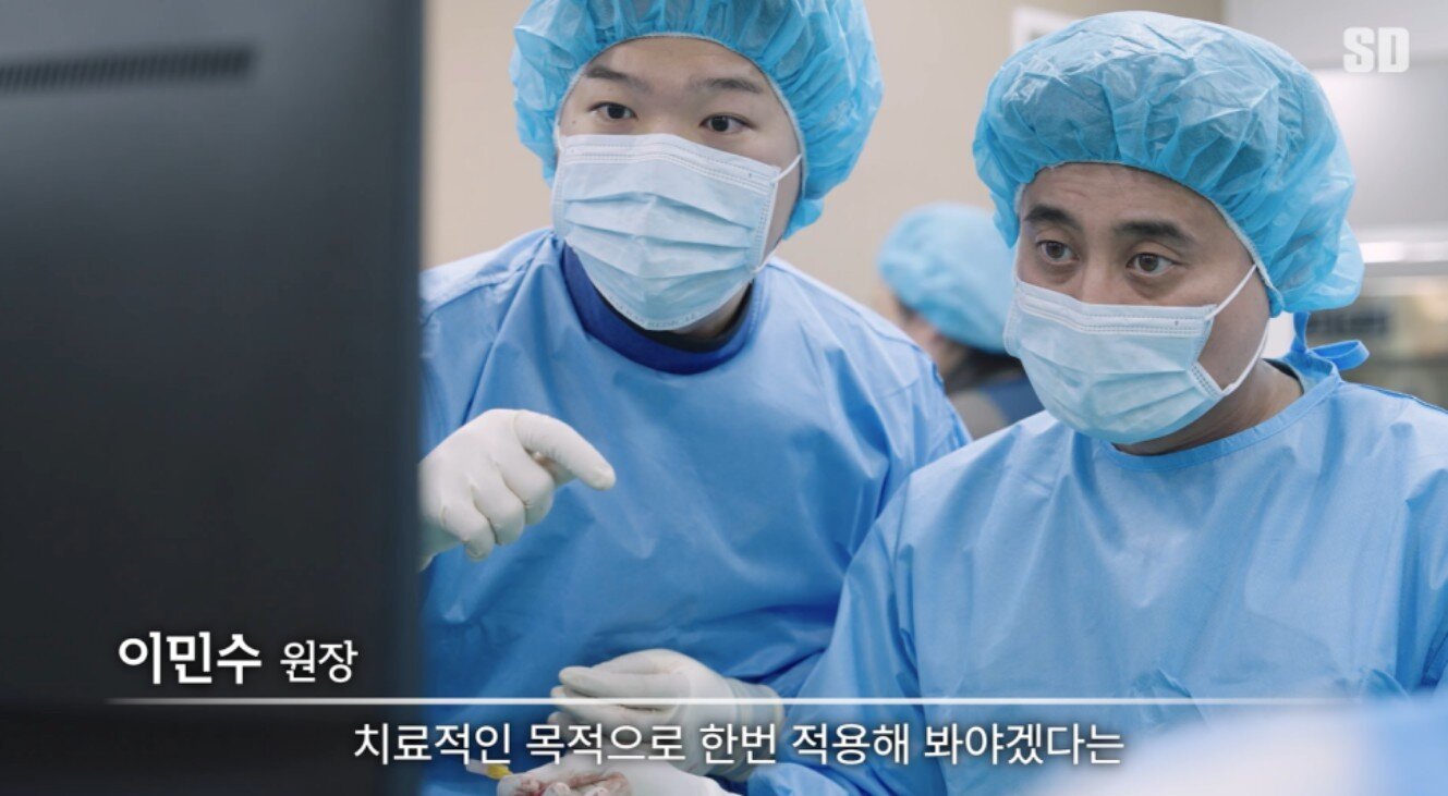 본문 이미지 - 이민수 SD동물의료센터 원장이 중재적 시술을 준비하며 영상 자료를 확인하고 있다. (동물병원 제공)