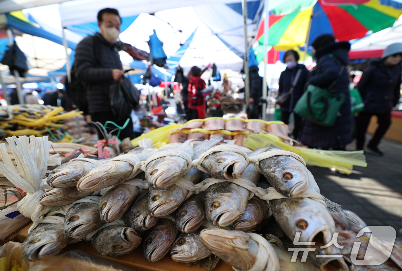 (성남=뉴스1) 김영운 기자 = 설 연휴를 앞둔 24일 경기 성남시 중원구 모란민속5일장에서 시민들이 제수용품 구매를 하고 있다. 2025.1.24/뉴스1