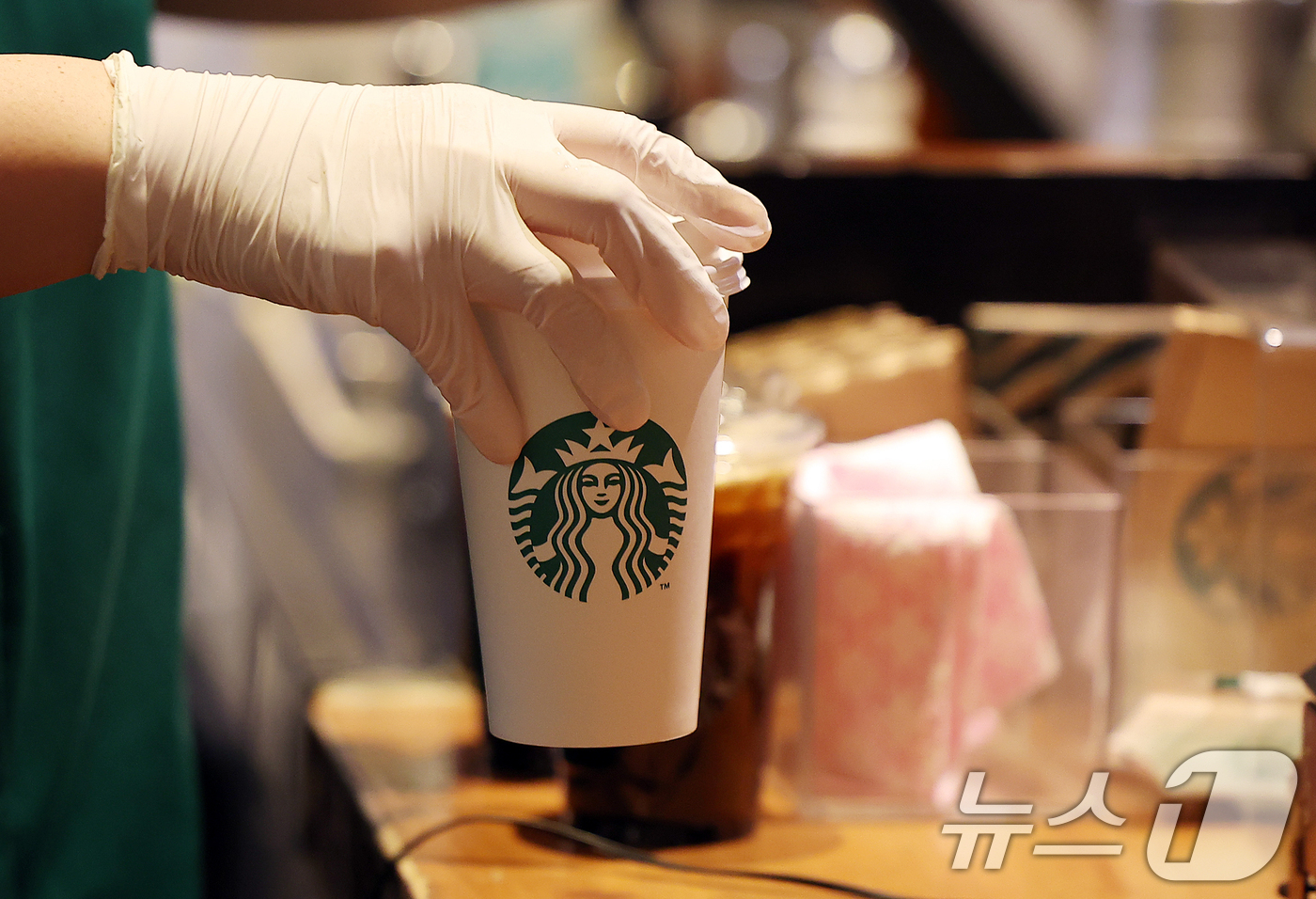 (서울=뉴스1) 김진환 기자 = 스타벅스코리아가 24일부터 아메리카노 등 톨사이즈 22종 음료의 가격을 200원씩 인상한다. 톨사이즈 인상은 3년 만이다.이번에 가격이 오르는 음료 …