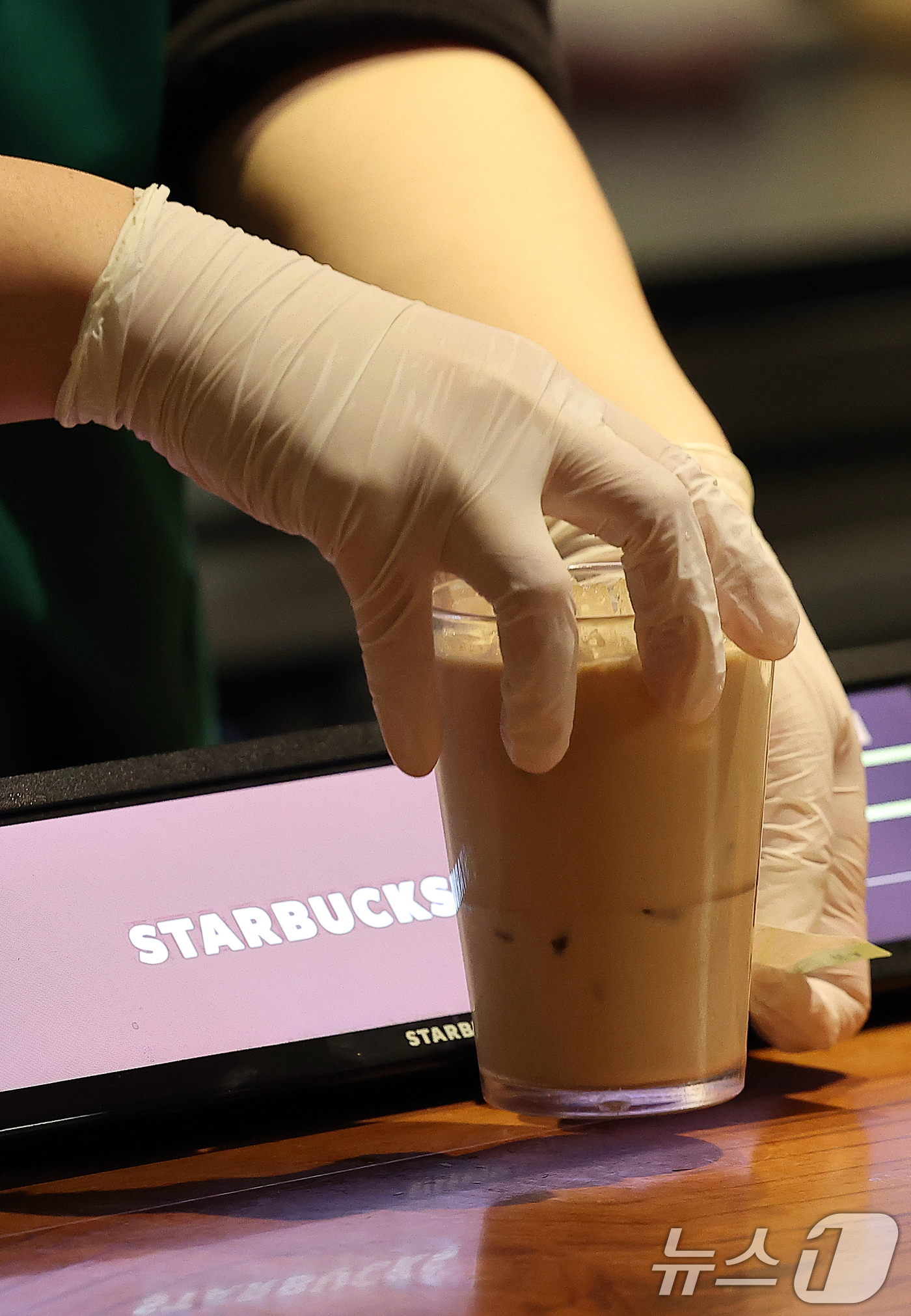 (서울=뉴스1) 김진환 기자 = 스타벅스코리아가 24일부터 아메리카노 등 톨사이즈 22종 음료의 가격을 200원씩 인상한다. 톨사이즈 인상은 3년 만이다.이번에 가격이 오르는 음료 …